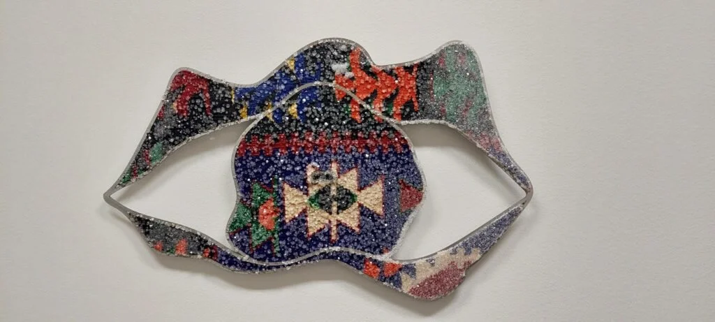 black eyes II, 2024
Kelim Teppich Fars, Iran, Edelstahl, Kaliumaluminiumsulfat
33 x 69 cm