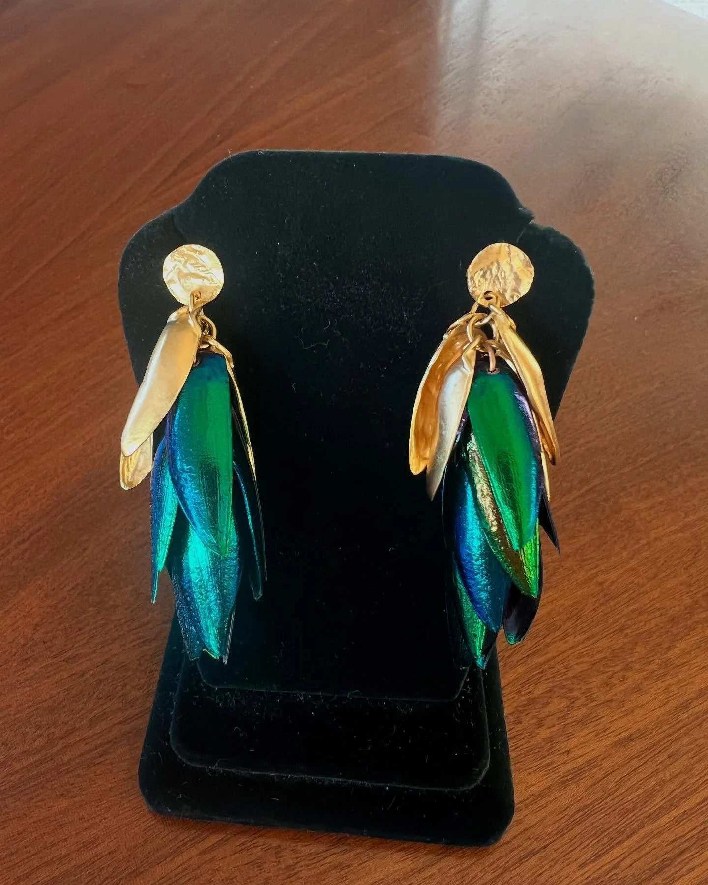 Today&rsquo;s featured auction piece are the Lingua Nigra &ldquo;I Can See The Light&rdquo; beetle wing earrings. Description from Lingua Nigra website:  We hand carved wings in wax, then cast them in brass to create a fun play on man made versus nat