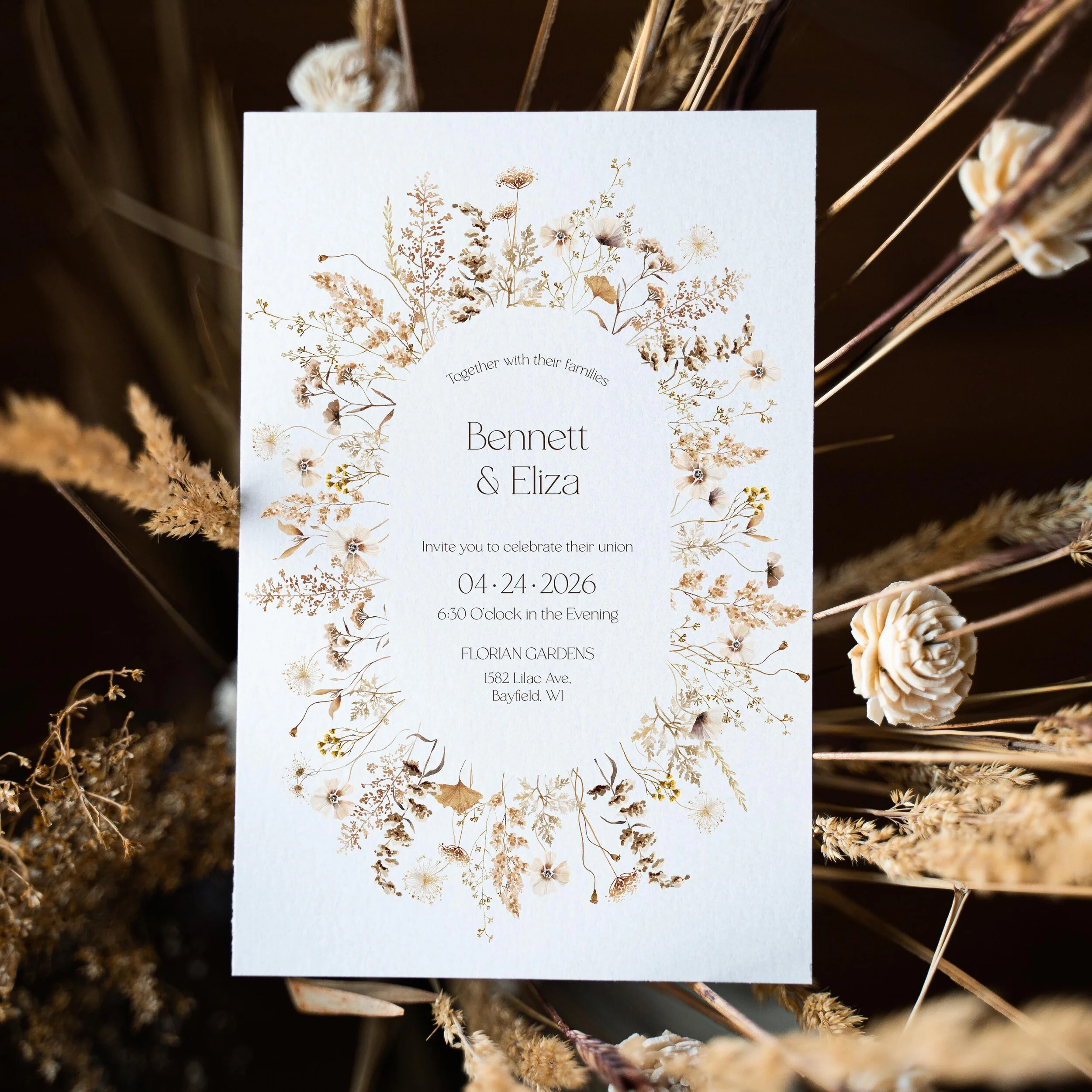 Am I the only one obsessed with dried flowers and greenery?! 

I love incorporating it into this wedding invitation and creating a simple yet delicate design. Perfect for a couple who&rsquo;s looking for something unique yet classic. 

#weddinginvita