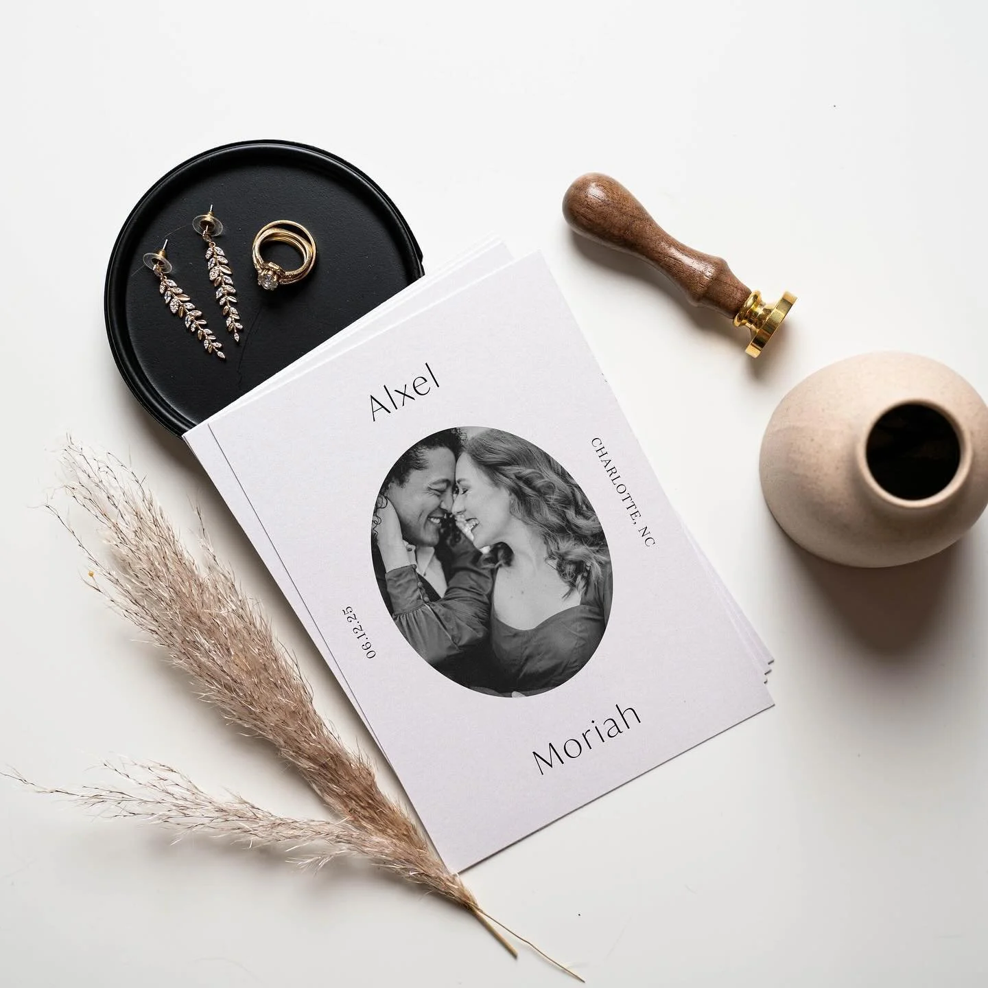 My favorite designs tend to be ones that are simple yet unique. Just like this fun circle save the date. 🤍

#weddinginvitation #weddinginspiration #weddinginspo #weddingstationery #weddinginvitations #weddingsavethedate #savethedate #weddingtips #si