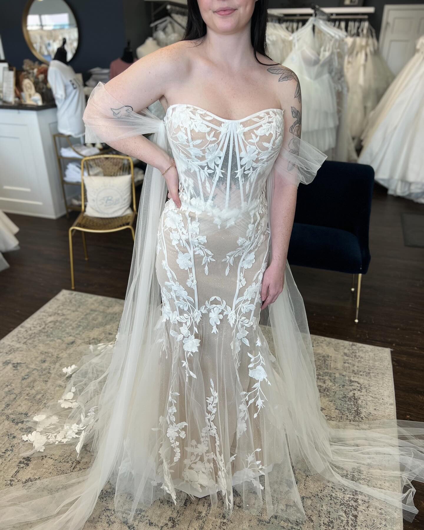 We are obsessed with this @enzoani new arrival ✨

A romantic mermaid silhouette with a sweetheart neckline and detachable cape sleeves. All the lovely lace sits on top of a sparkly glitter tulle to pull it all together 🤍