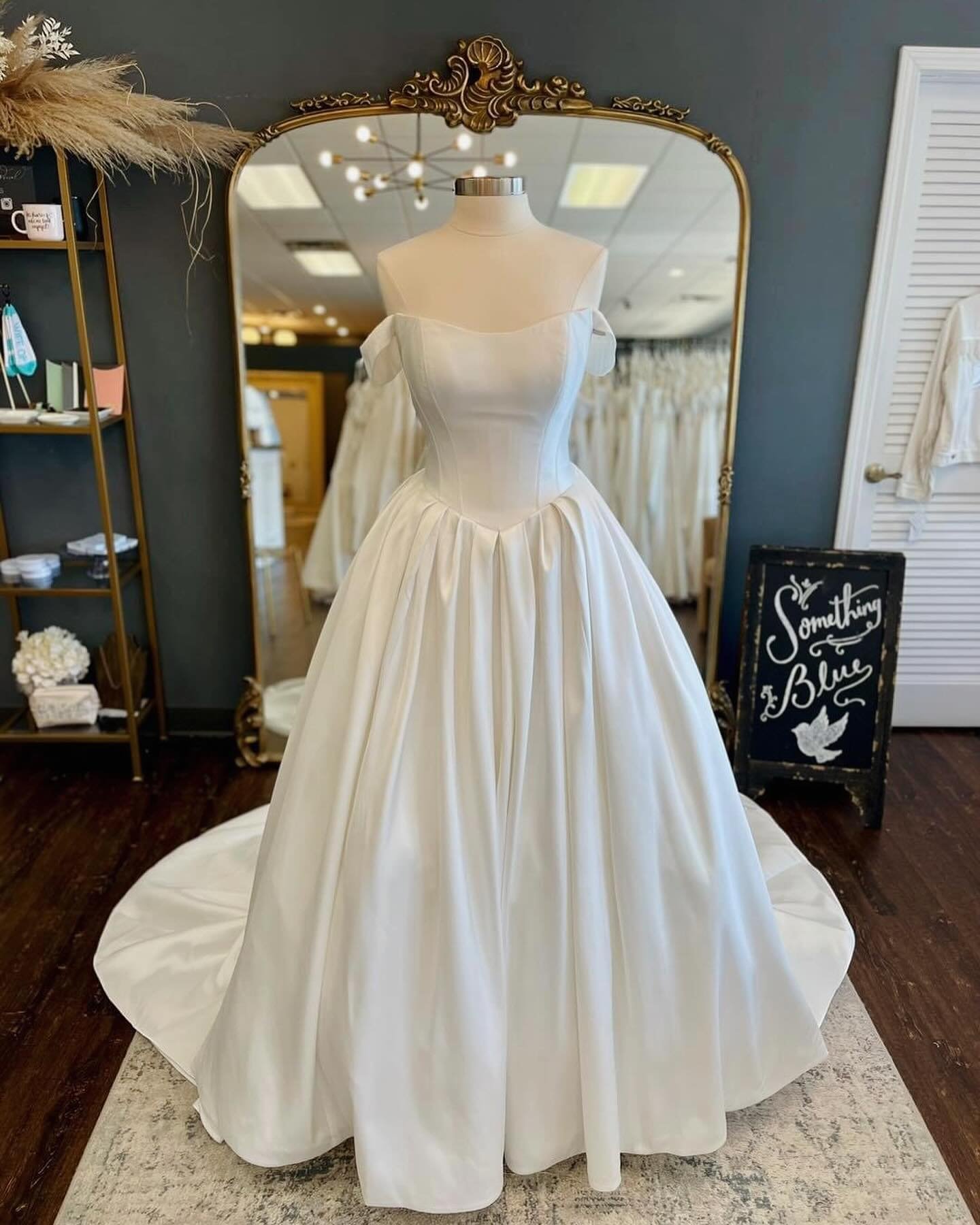 If you&rsquo;ve been on social media the last couple weeks, you&rsquo;ve probably seen this gorg wedding gown trend! 

All the celebs are loving it - the basque waist is back! Our pick for this week&rsquo;s #WeddingGownWednesday is right on trend! Th