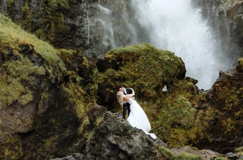 Our beautiful bride Brittany&rsquo;s gorgeous Iceland wedding takes our breath away! See more of this stunning wedding on the blog! 🤍 

Dress &amp; Veil: @missstellayork from SBB
Photography: @bettinavassphoto_iceland 
Floral: @thordisz 
Hair &amp; 