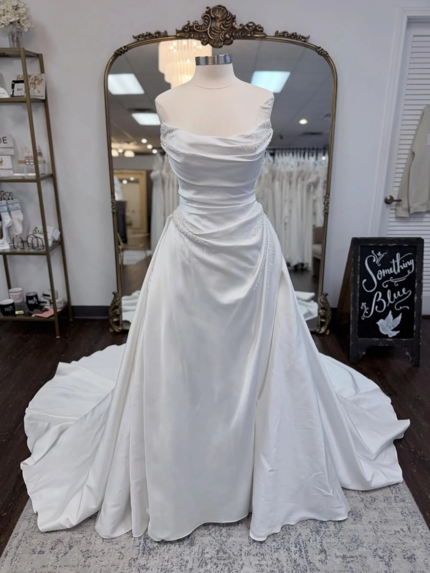 For Christmas this year, Santa brought this gorgeous ballgown! The classic satin, the ruching, the PEARLS - what&rsquo;s your favorite detail?? 🎄

Designer: @maggiesotterodesigns 

#somethingbluebridal #weddinggownwednesday

Wedding &bull; Dress Sho