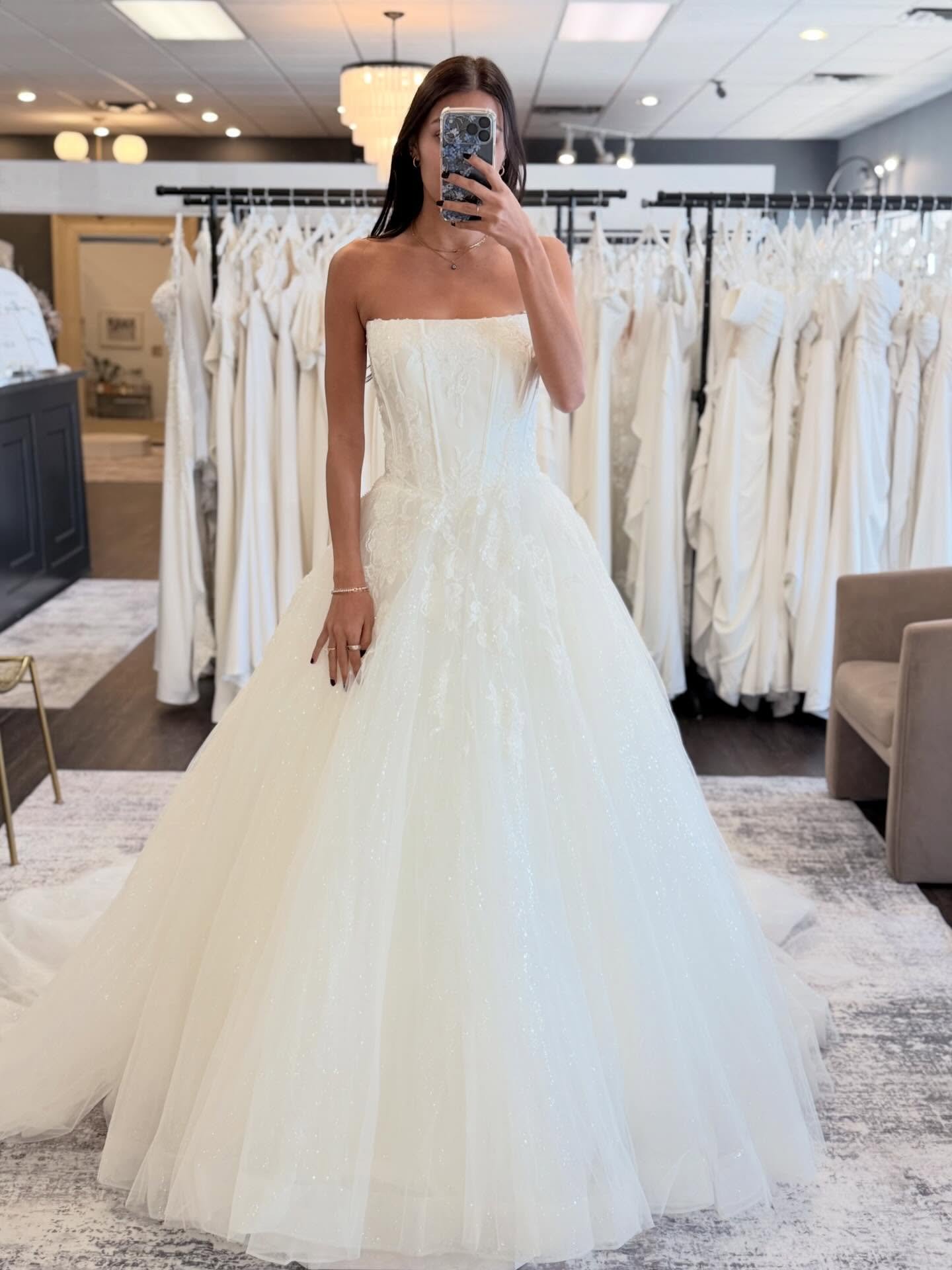The sweetest #selfiesunday 🤍🤍

Designer: @allurebridals 

#somethingbluebridal #somethingbluebride 

wedding dress shopping &bull; sparkle ballgowns &bull; wedding gowns &bull; bridal boutique &bull; bride