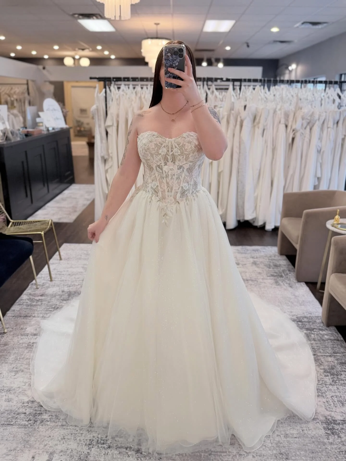 Some pastel florals on this Easter Sunday 🐣 

#selfiesunday #somethingbluebridal

colorful wedding dress &bull; wedding dress shopping &bull; wedding gowns &bull; bridal boutique &bull; bride