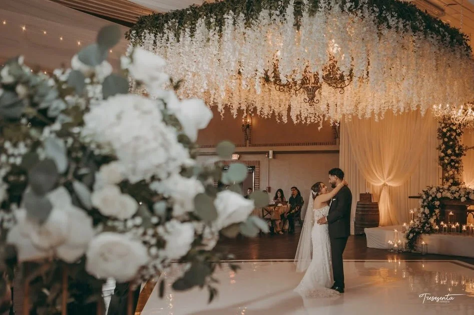 The prettiest reception we ever did see! Check out Carla &amp; Ethan&rsquo;s big day on the blog! 🥂

Dress: @allurebridals from Something Blue Bridal
Straps: @essenseofaustralia from SBB
Veil: @belairebridal from SBB
Photography: @tresesentafotograf