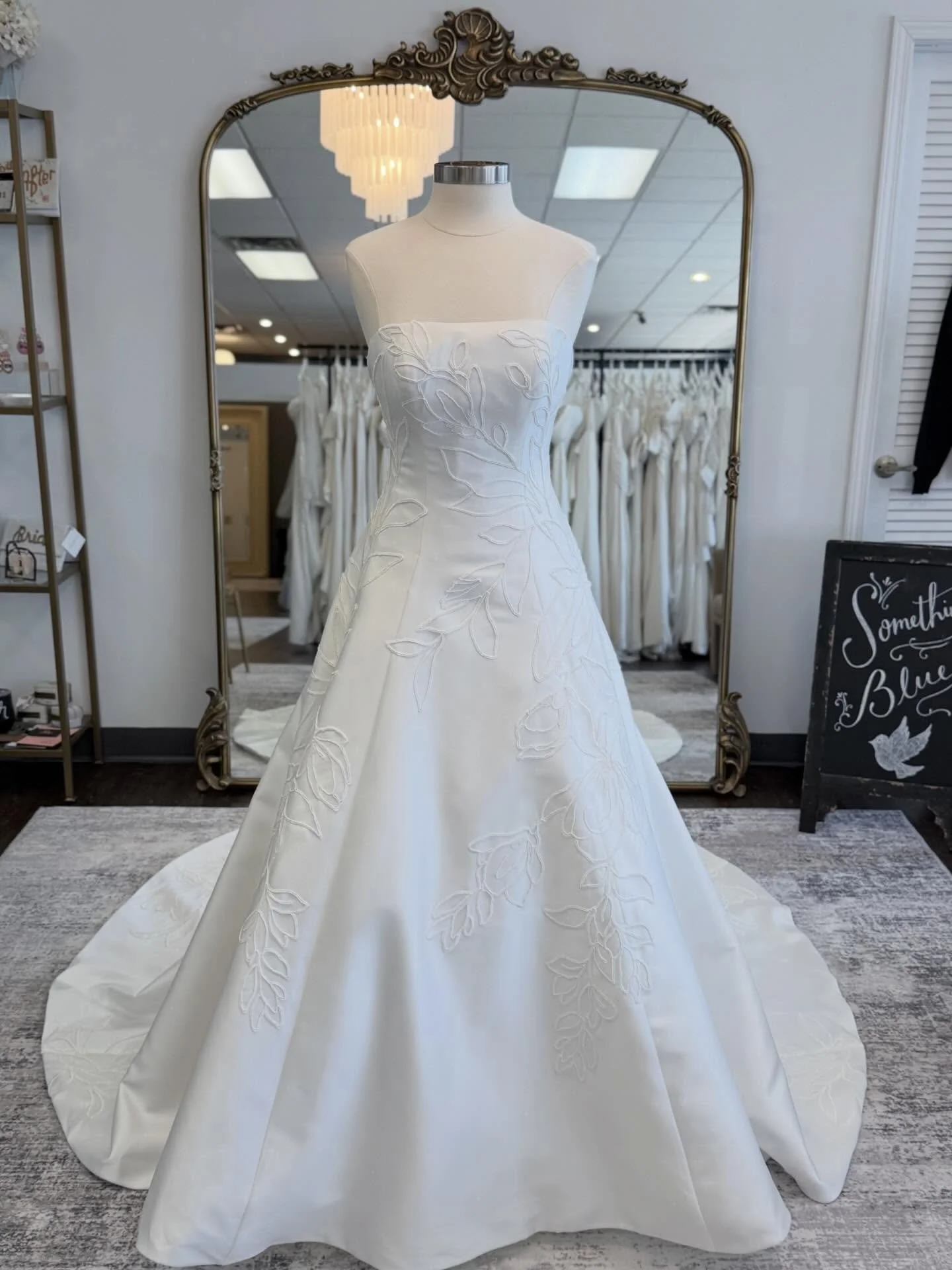 This floral-etched beauty is serving modern romance while keeping things classy 🤍

Designer: @martinalianabridal 

#weddinggownwednesday #somethingbluebridal 

classic modern wedding gown &bull; wedding dress shopping &bull; wedding gown wednesday &
