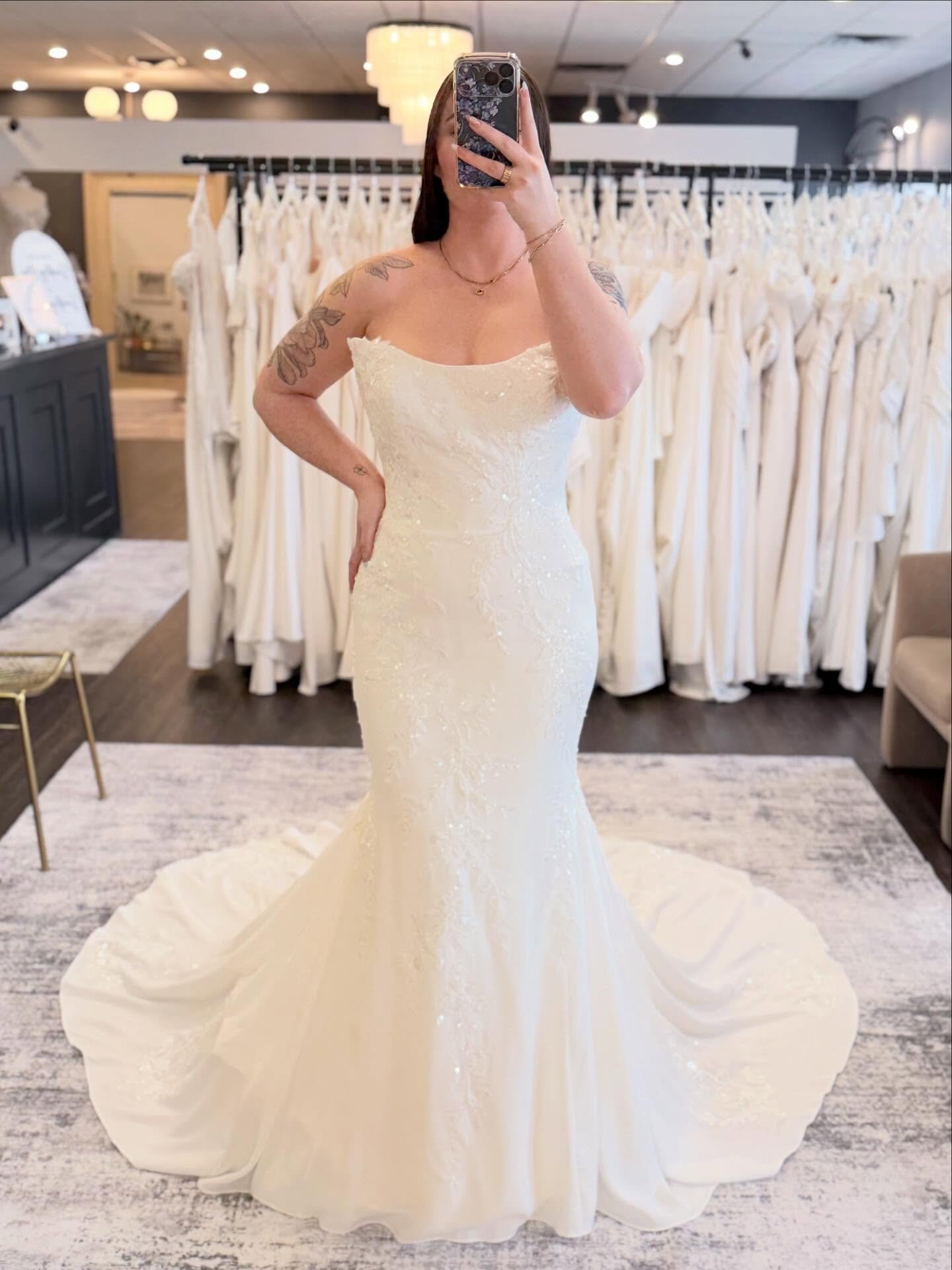 She&rsquo;s got all the elements of a timeless classic but with a lil modern touch ✨

Designer: @maggiesotterodesigns 

#selfiesunday #somethingbluebridal

selfie sunday &bull; wedding gowns &bull; wedding dress shopping &bull; fitted classic wedding