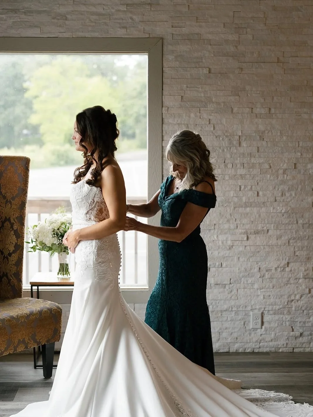 On the blog: Jessica &amp; Jason&rsquo;s beautiful September wedding! 🥂

Dress: @allurebridals from Something Blue Bridal
Veil: @belairebridal from SBB
Photography: @kimkayephotography 
Venue: @theallureonthelake 
Cake: Sam&rsquo;s Club
Hair: @thema