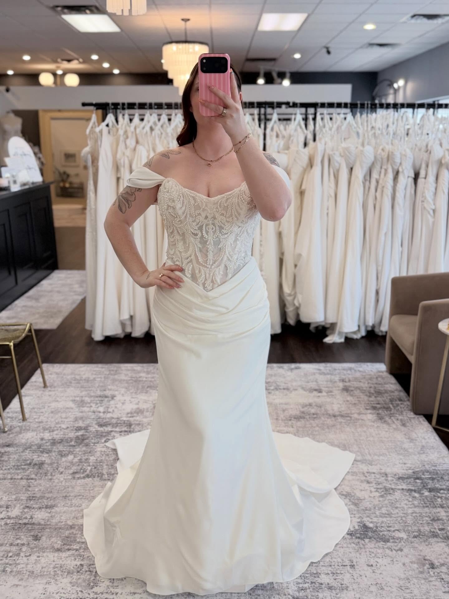 a modern twist on a classic beauty, we are simply ✨obsessed✨ with this brand new @martinalianabridal gown!

#selfiesunday #somethingbluebridal 

fitted modern wedding gown &bull; wedding dress shopping &bull; wedding dresses &bull; bridal boutique &b