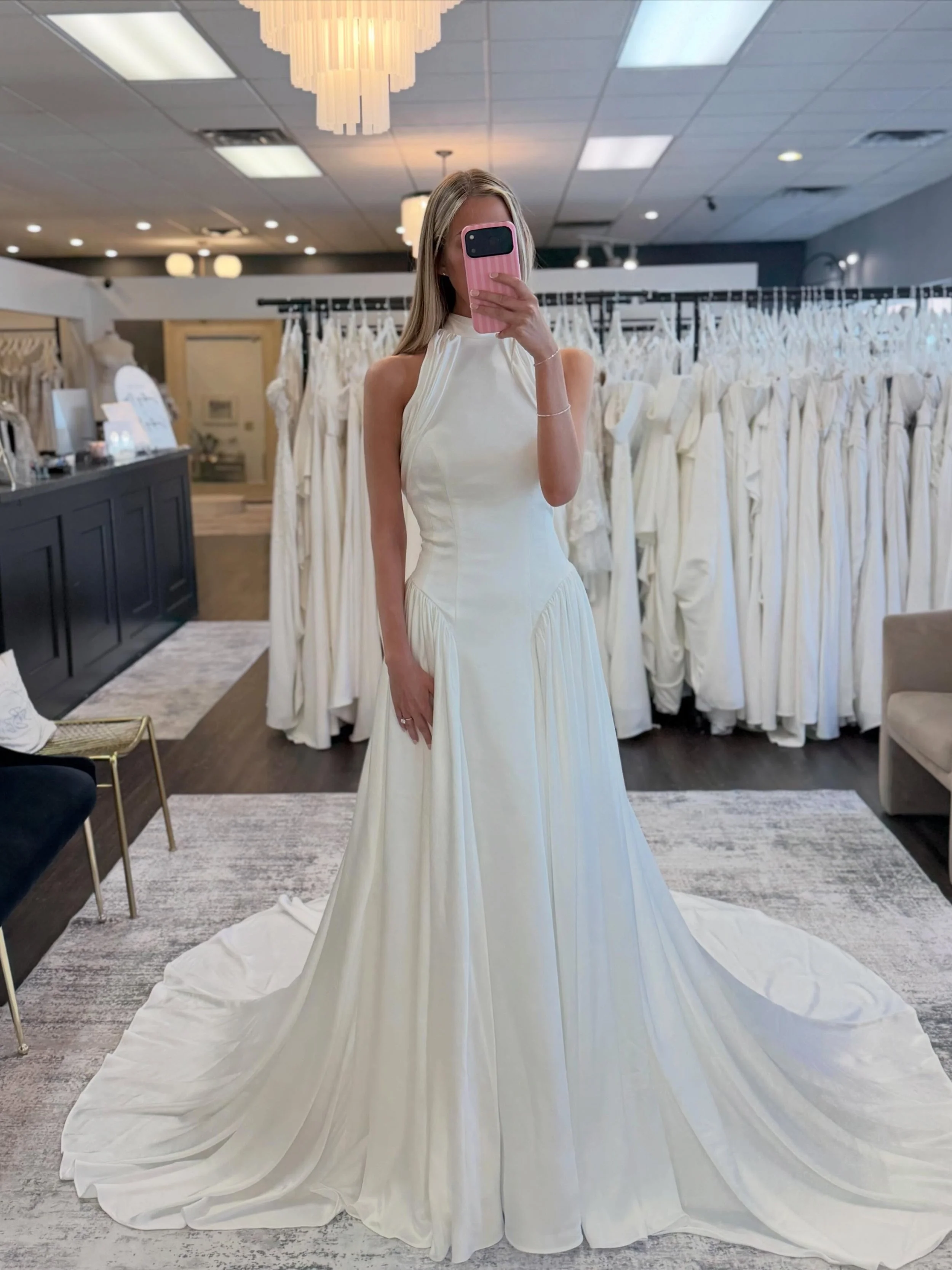 &bull; D R E A M Y &bull; 

#somethingbluebridal #selfiesunday

selfie sunday &bull; high neck wedding gown &bull; wedding dresses &bull; wedding dress shopping &bull; bridal boutique