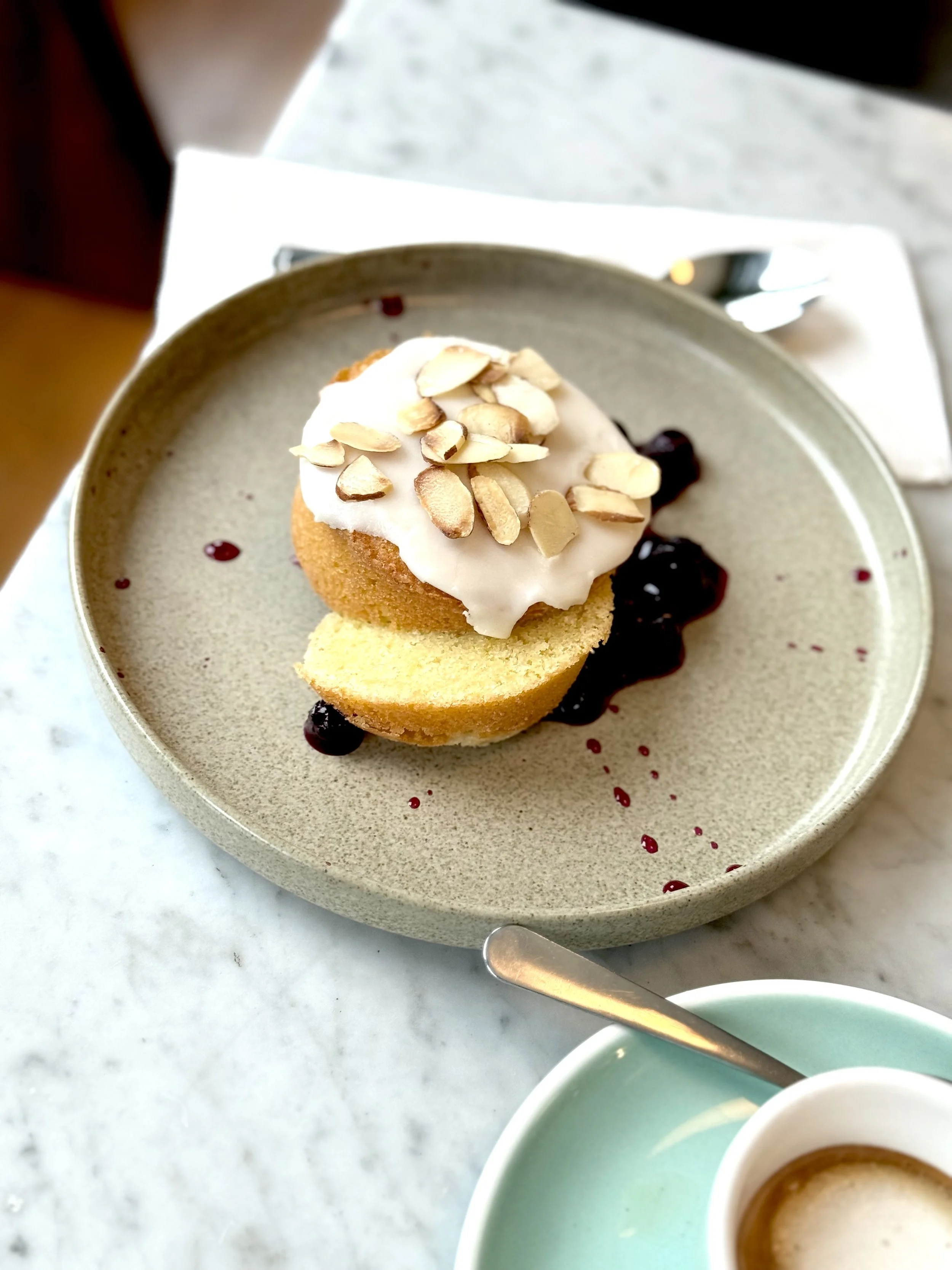 Restaurant de quartier dans Villeray, menu frites, tartare de viande crue avec un œuf cru dessus, pain grillé, et un petit bol de mayonnaise, posée sur une surface en marbre.