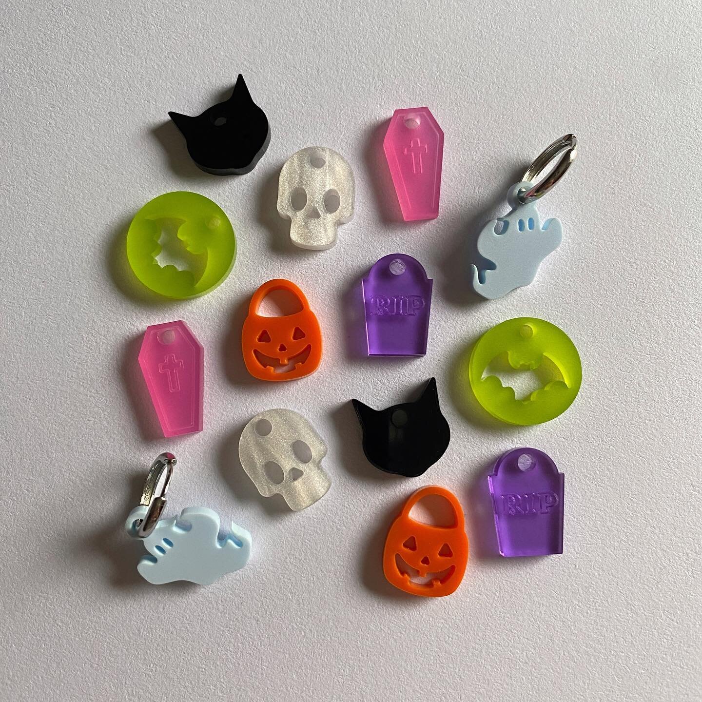 Just added a handful of these Halloween huggie hoop and charm sets to the shop. You get seven sets of charms to mix and match, plus your choice of yellow gold or rhodium hoops. First five pairs are $31 (👻) plus free shipping. HAPPY NEON-O-WEEN 🩷
.
