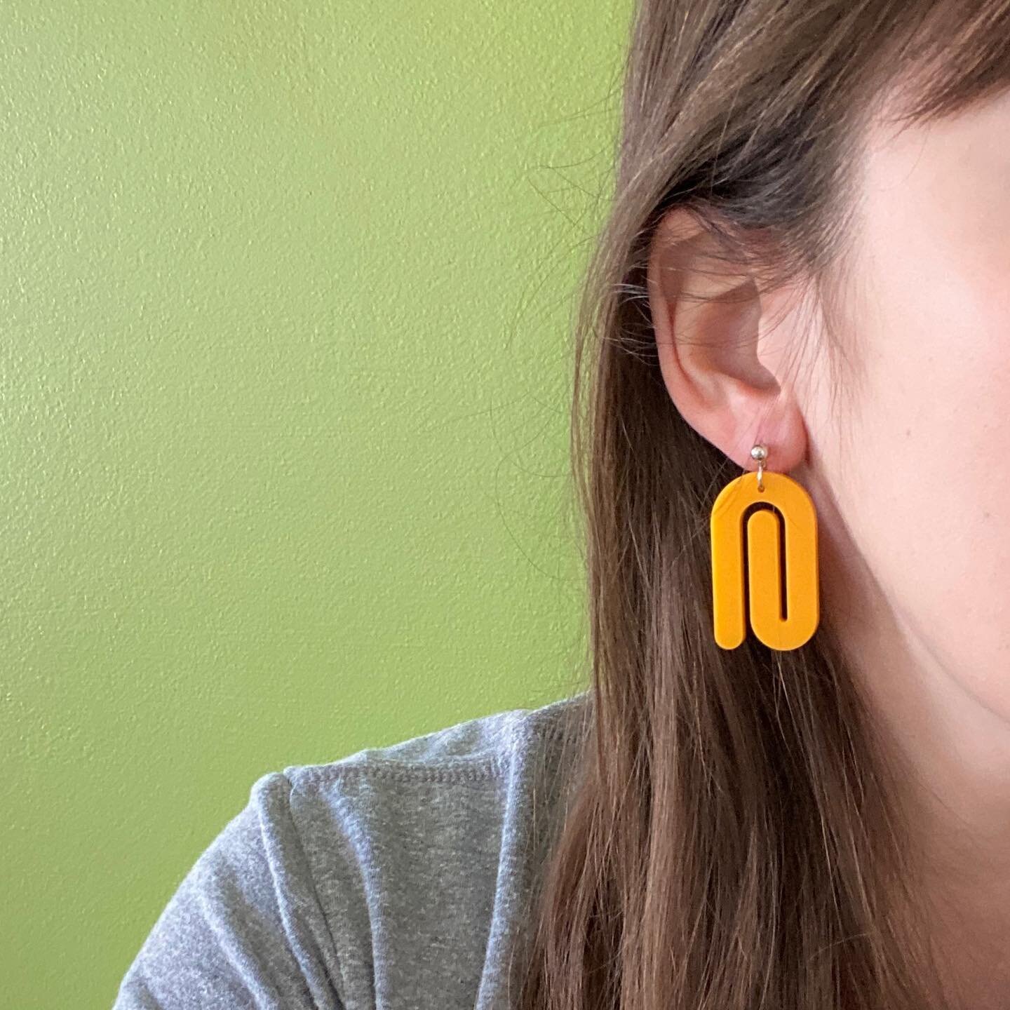 9️⃣ colorways of these super fun paper clip/arch/squiggle earrings are on super sale right now 🧡