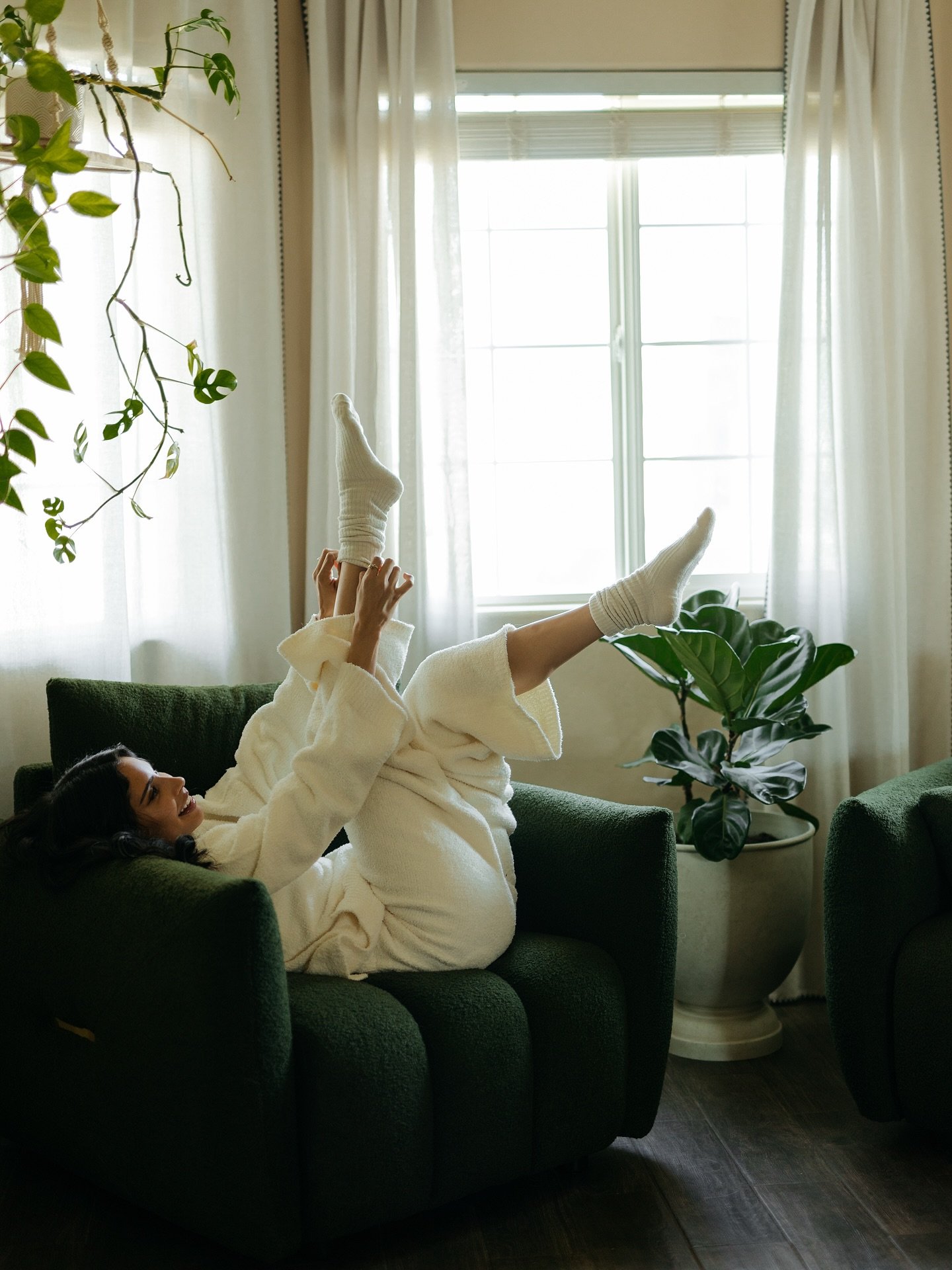 Sometimes we just need to kick our feet up 

#lifestylephotographer #livingroom #legsup
