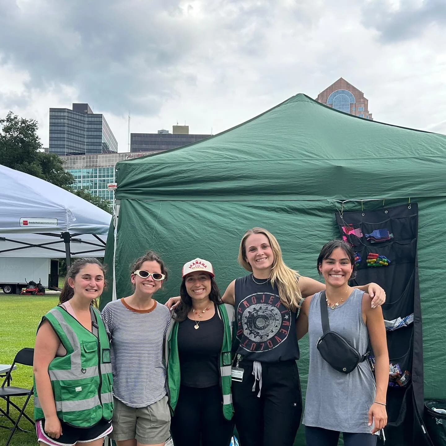 We had an ENTIRELY women-run clinic yesterday and it was beyond special to see all these incredible people in action! Not to mention we were able to offer STI testing services to our patients courtesy of the mobile Crescent Care van. Strong women doi