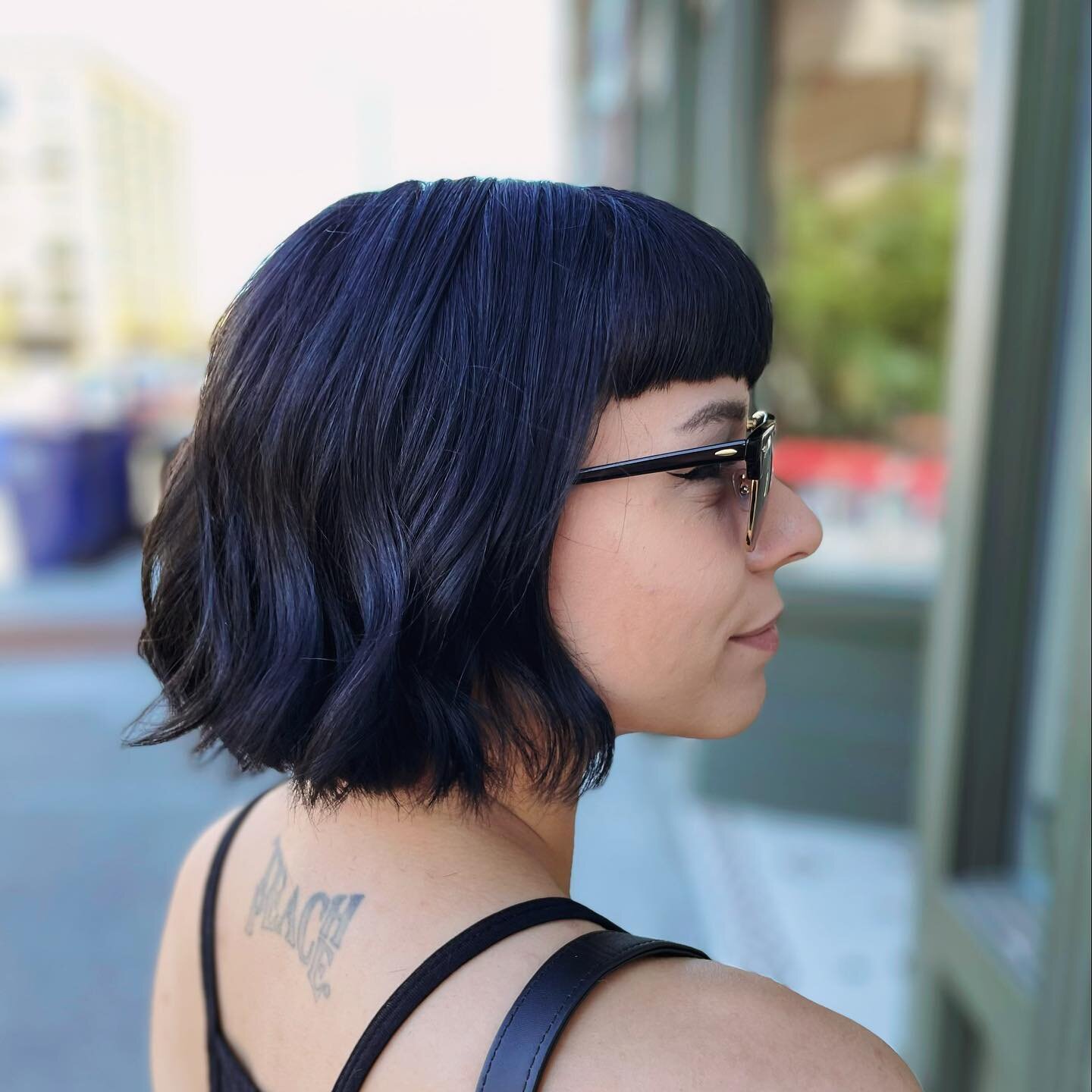 Razor bob with a Bettie bang. Using a razor, instead of scissors, creates lots of texture on the ends. Not to mention it takes off a lot of weight from the hair. Perfect for summer. Thank you @the_walking_ren for trusting me with your hair. 

Thinkin