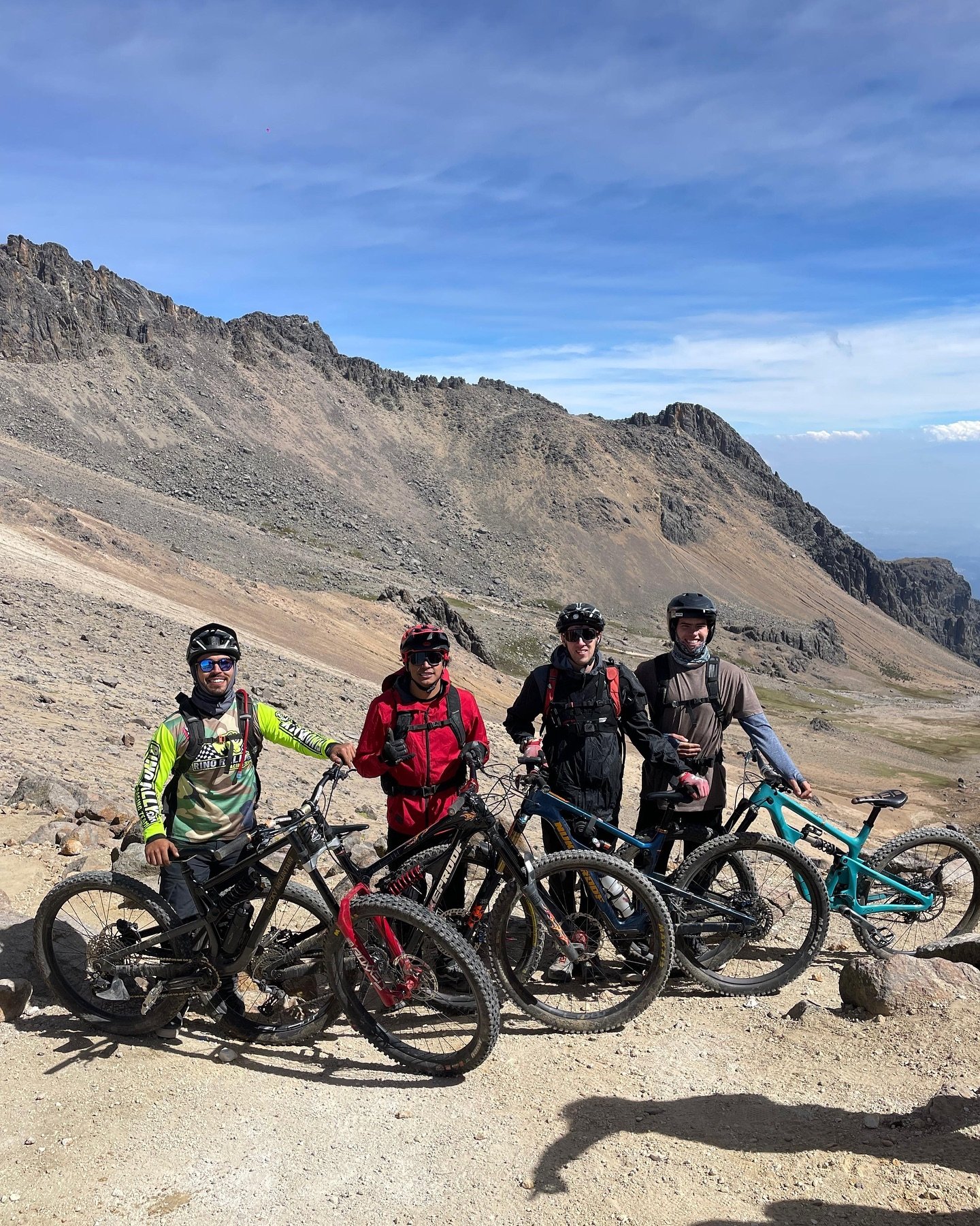 Las Aventuras MNKYLN se est&aacute;n poniendo mas locas!
Conocidos como el TDCrew, lograron subir 1,600 mts con la bici en la espalda para llegar al 3er Portillo del Iztacc&iacute;huatl y disfrutar una bajada de mas de 2 horas hasta Ozolco!
Quien ya 
