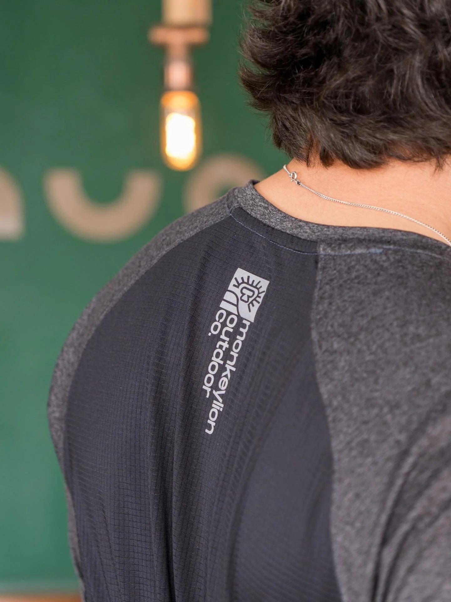 Si corres de noche, esto te Importa! 
En nuestras jerseys Running encontraras un estampado reflejante que te har&aacute; resaltar en tus entrenamientos.
. 
#monkeylion #elevatenature #outlastnature