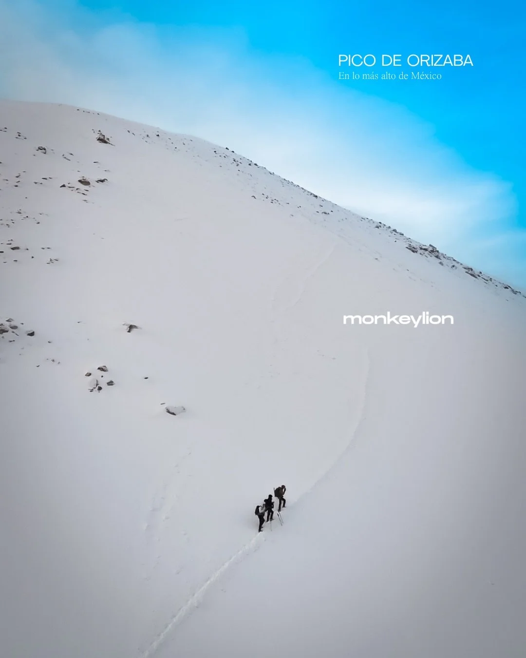 Una Aventura Epica que nos llevo al limite! 
Visitamos el ultimo glaciar de Mexico junto a nuestra amiga @isabelnicolau_ y guiados por @ricardo_blanco_expeditions y @monkey_basic , fue una verdadera locura esta cumbre, casi no salimos por la lluvia p