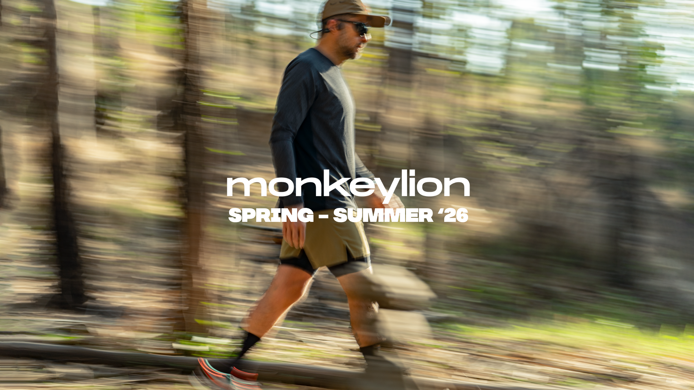 Foto con barrido en movimiento de un runner con el bio kit para corredores de la nueva colección Primavera-Verano '2026 de la marca mexicana Monkeylion Outdoor