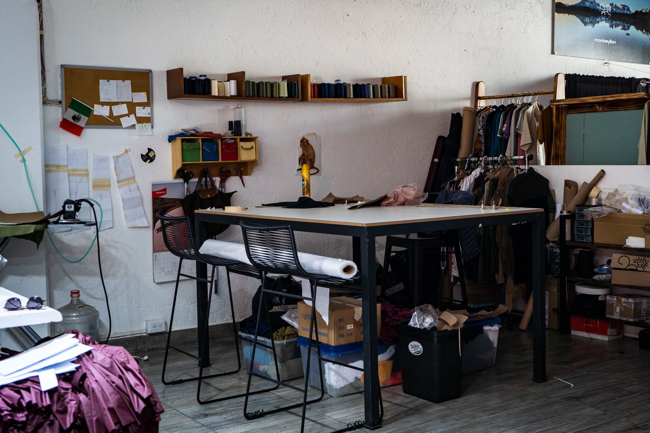 Taller de diseño y confección dentro de la tienda Monkeylion