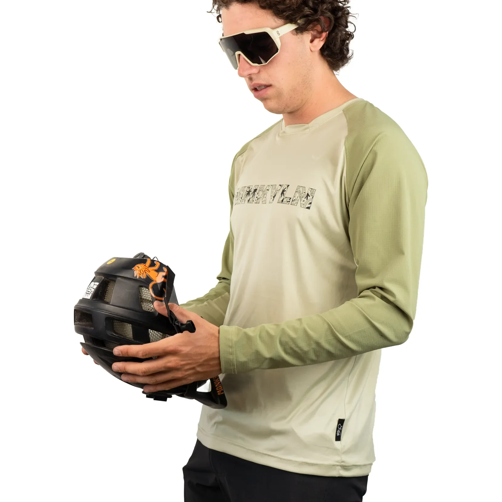 runnin-jersey-green-men-model1.webp