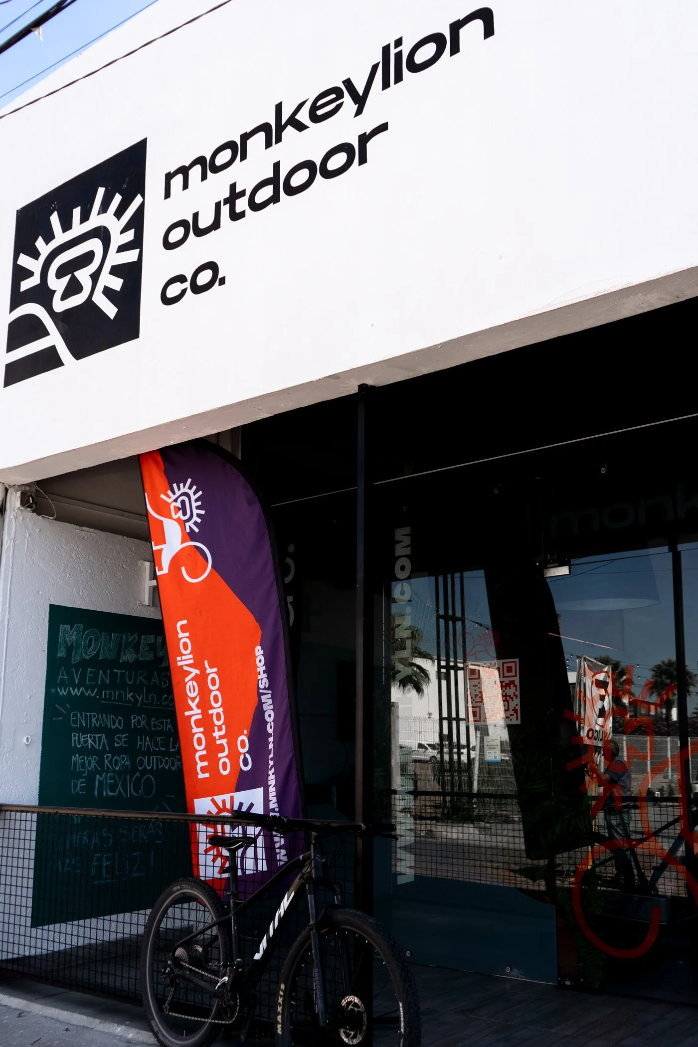Entrada de la tienda de ropa outdoor y MTB Monkeylion en Puebla