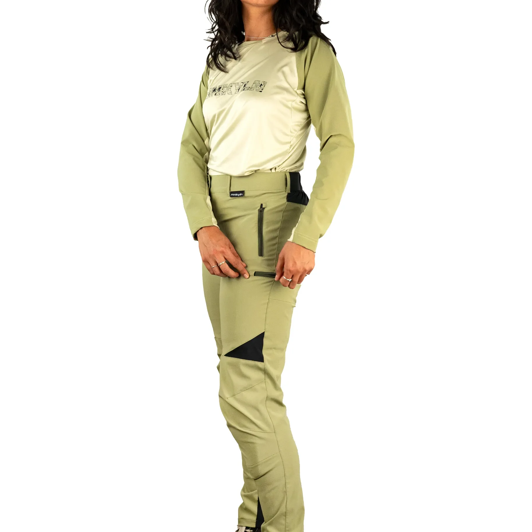 Monkeylion-MTB-jersey-green-women-modelo3.webp