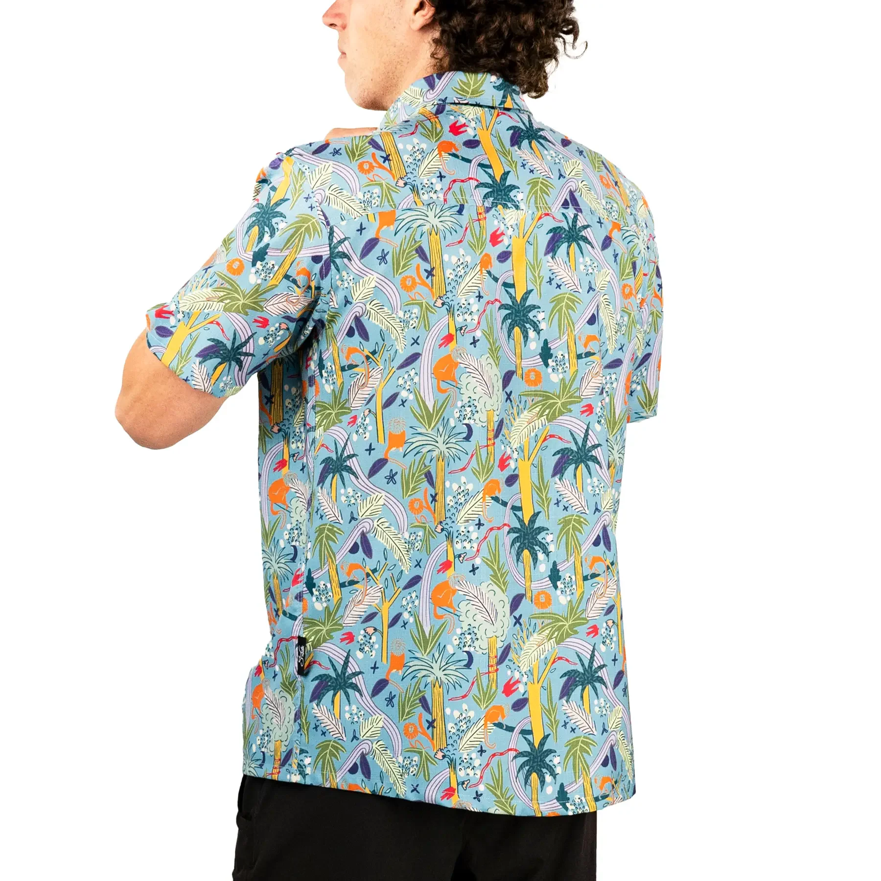 Camisa-Hawaiian-monkey-modelo-espalda.webp