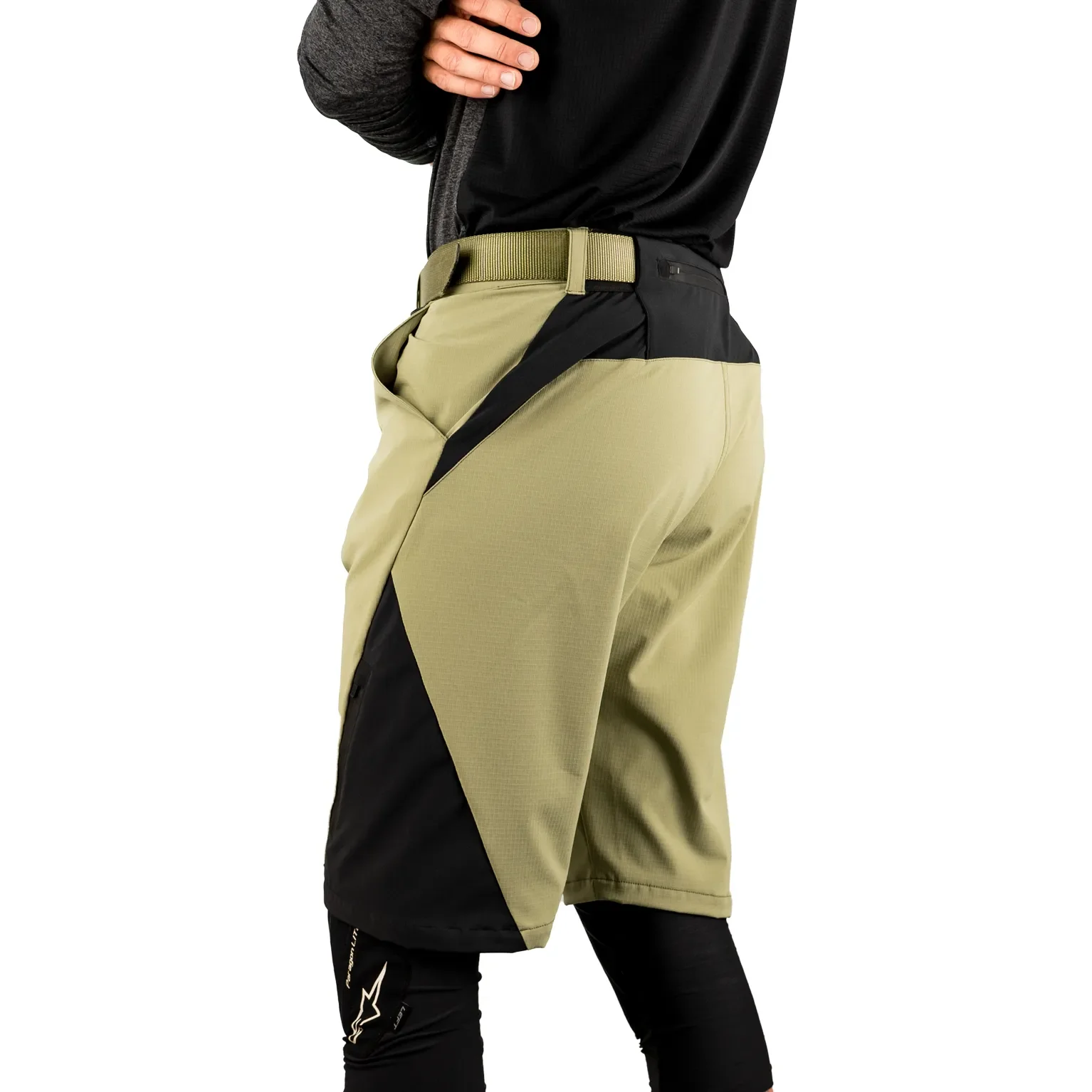 monkeylion-mtb-shorts-green-men-model1.webp