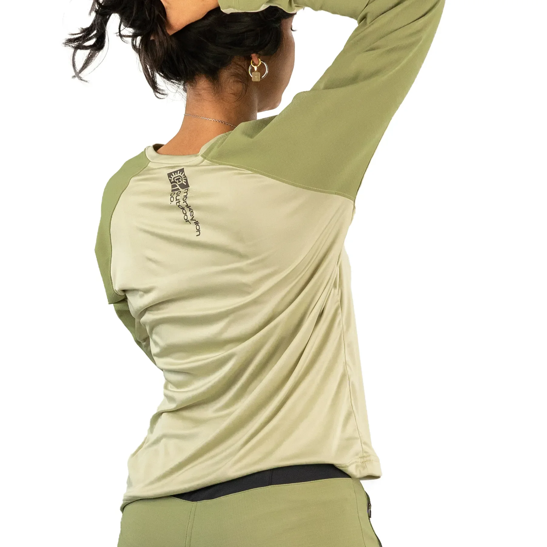 mtb-jersey-green-women-model-3.webp