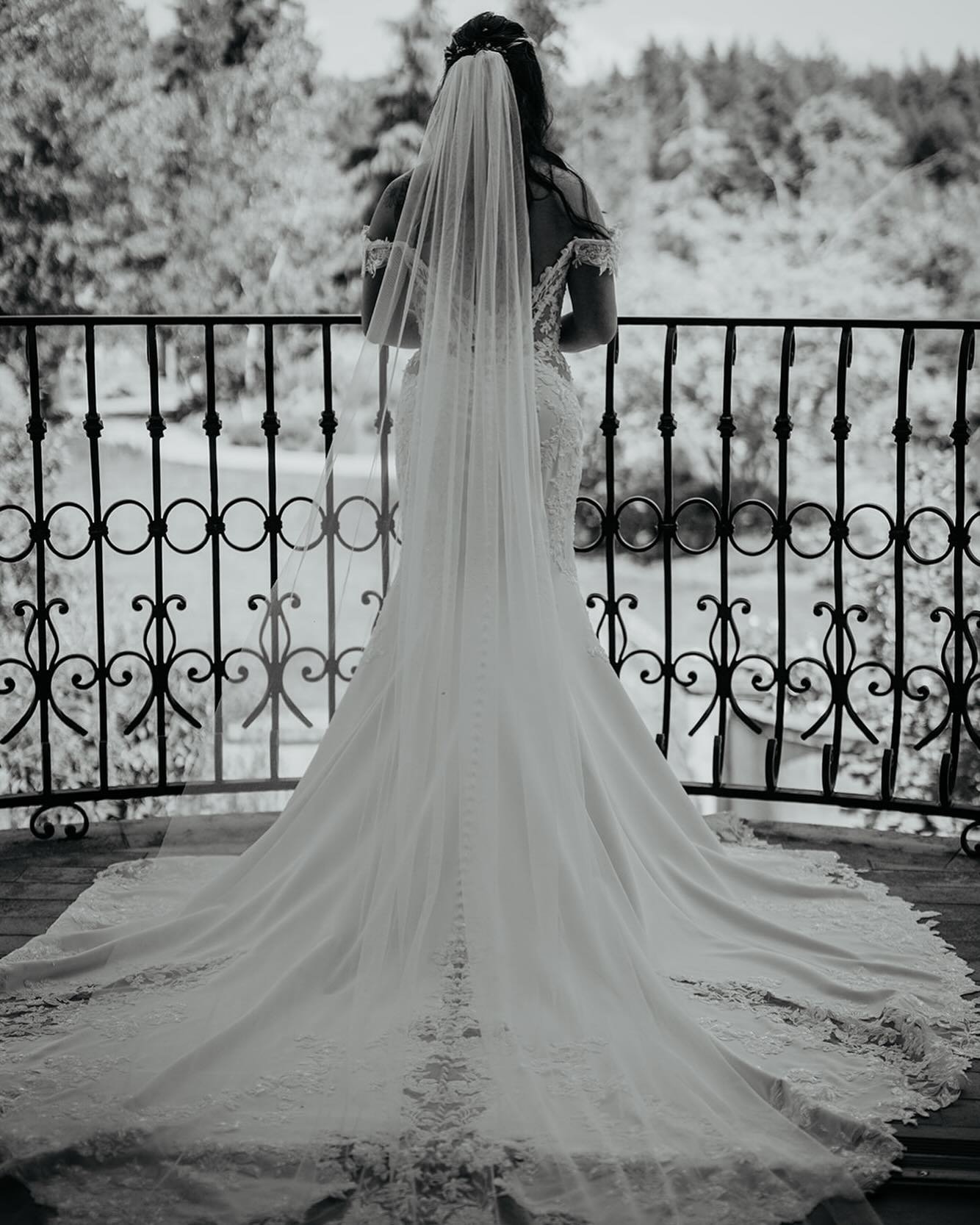 It&rsquo;s dress season baby! We love when our couple&rsquo;s send us pictures of their attire before wedding day. Feels so fun to get to be in the know on ALL the details. We have some reallllll stunners this year. And Julie&rsquo;s was definitely o