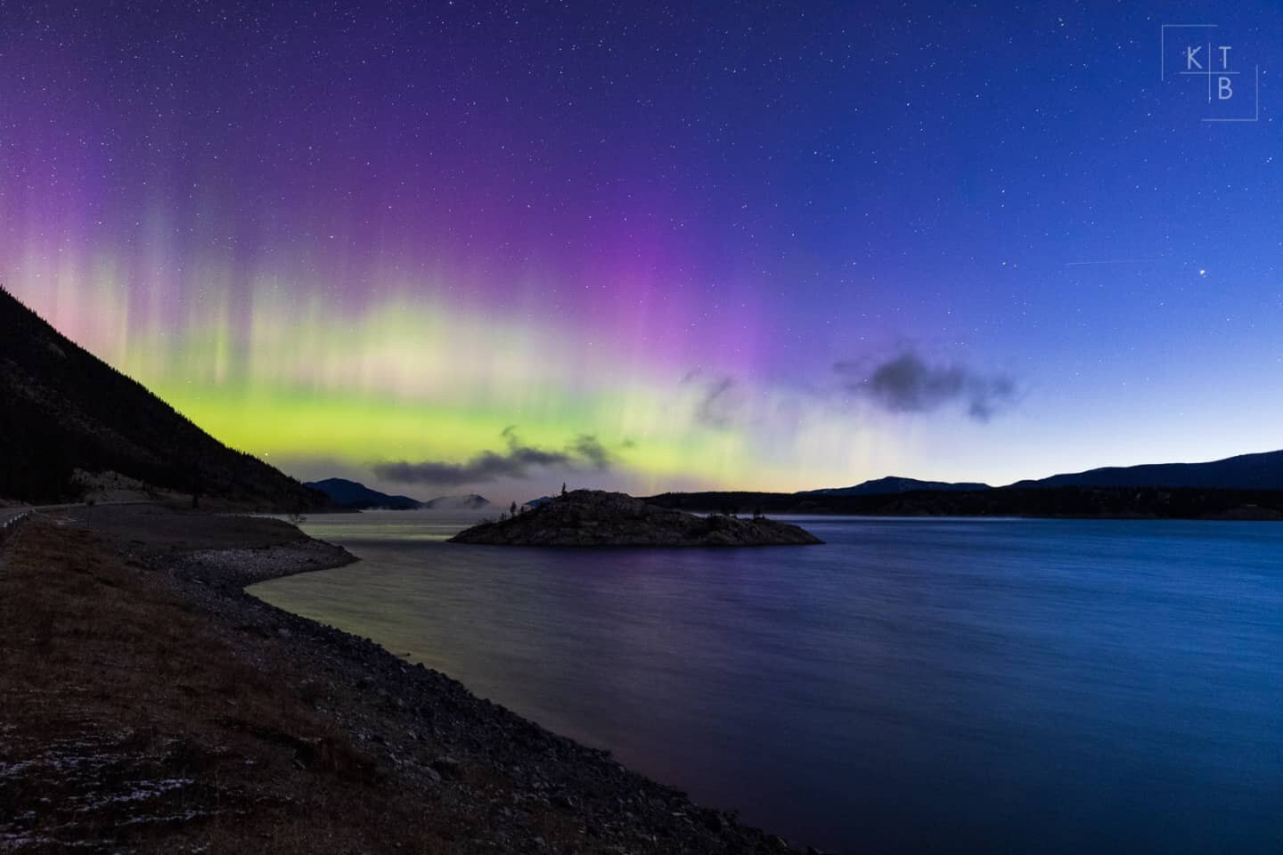 I'm gonna go out on a limb (or is it whim?) and say I'm one of very few in [lower] Canada that managed to get a shot of the auroras tonight... At 7am...
.
.
.
.
.
#auroraborealis #auroras #abrahamlake #explorecanada #explorealberta #exploreedmonton #