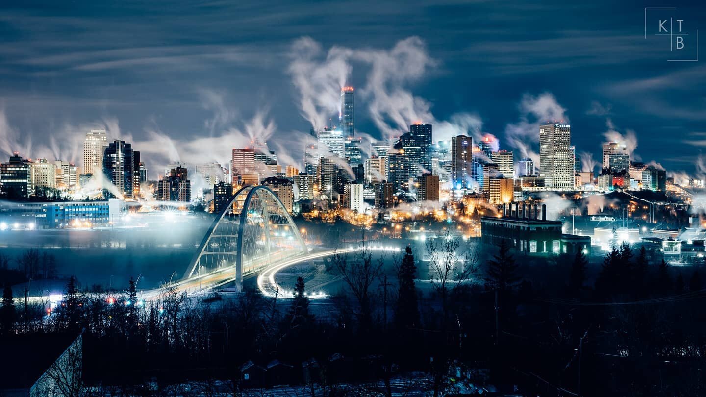 Tried to hunt down the Northern Lights over the weekend, but was blocked by the clouds and the smoke of the city. May as well get a quick shot since I was already out in the -32 degree weather... 

#yeg #yegdt #yegdowntown #edmonton #exploreedmonton 