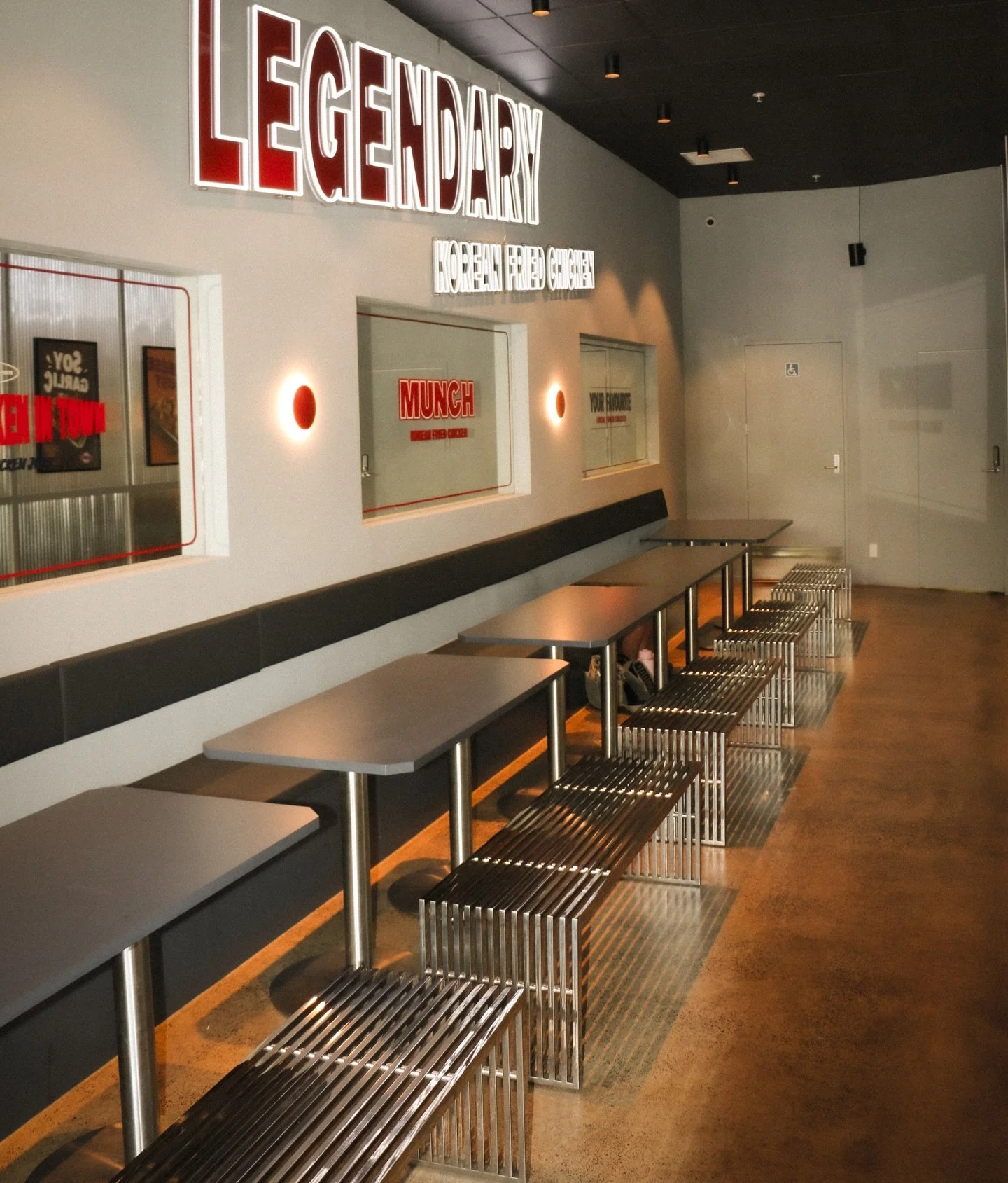 Instagram worthy backdrop, what more could you ask for when eating Korean Fried Chicken? #munchchicken #legendary 👏👏