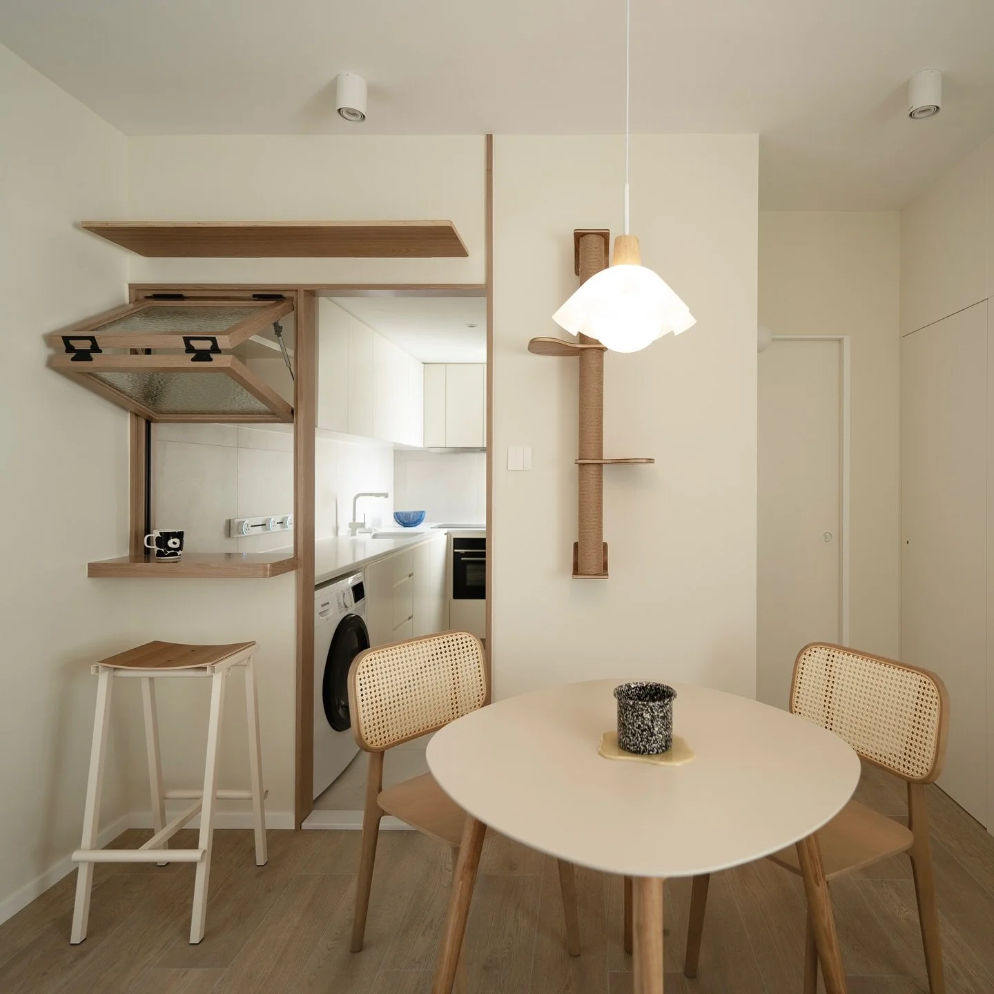 -
Residential project
實用面積: 430 sqft

女主人在規劃一開始時就告訴了我們對於在Bar檯上吃著早餐來迎接一天的憧憬，因此Bar檯在設計這部份必須實現！

考量到兩人平日工作繁忙，下廚頻率較低且少有訪客，我們將設計重心聚焦於「小兩口子與兩位主子的親密日常」。

在重新規劃原有隔間後，我們將廚房向飯廳區域擴展來整合早餐bar檯及騰出空間安放全高雪櫃和嵌入式洗衣機。此外，透過一道原木色門框與木線來劃分餐廚區的界線和維持開放通透的視覺感。Bar檯上方的水紋玻璃摺窗更成為