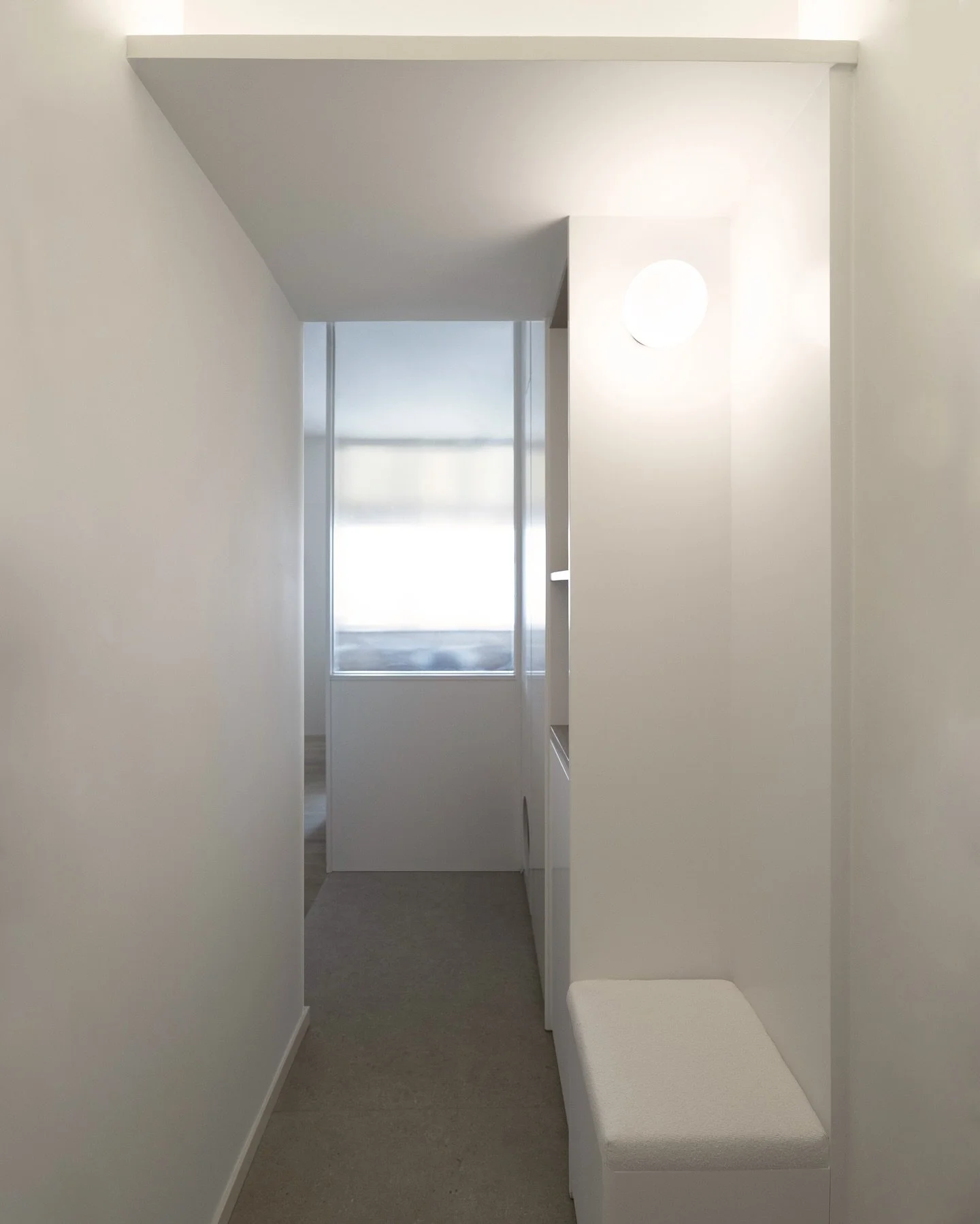 -
Residential project 
實用面積: 430 sqft

《Less is more》

這次為一對年輕夫婦和兩位主子們打造了他們的第一個家，整個空間以「剛剛好」為設計核心。風格以舒適的暖白色搭配橡木為主，營造出溫馨自然的氛圍。現在，就讓我們從玄關開始介紹吧！

在空間規劃初期，玄關的長走廊和天花橫樑結構帶來了一些限制。為了打破這種束縛感，並明確區隔玄關與客廳，我們重新設計了空間佈局。在光線設計上，運用壁燈和天花燈槽，為原本昏暗的玄關增添明亮感，同時也讓空間更有層次。

地面