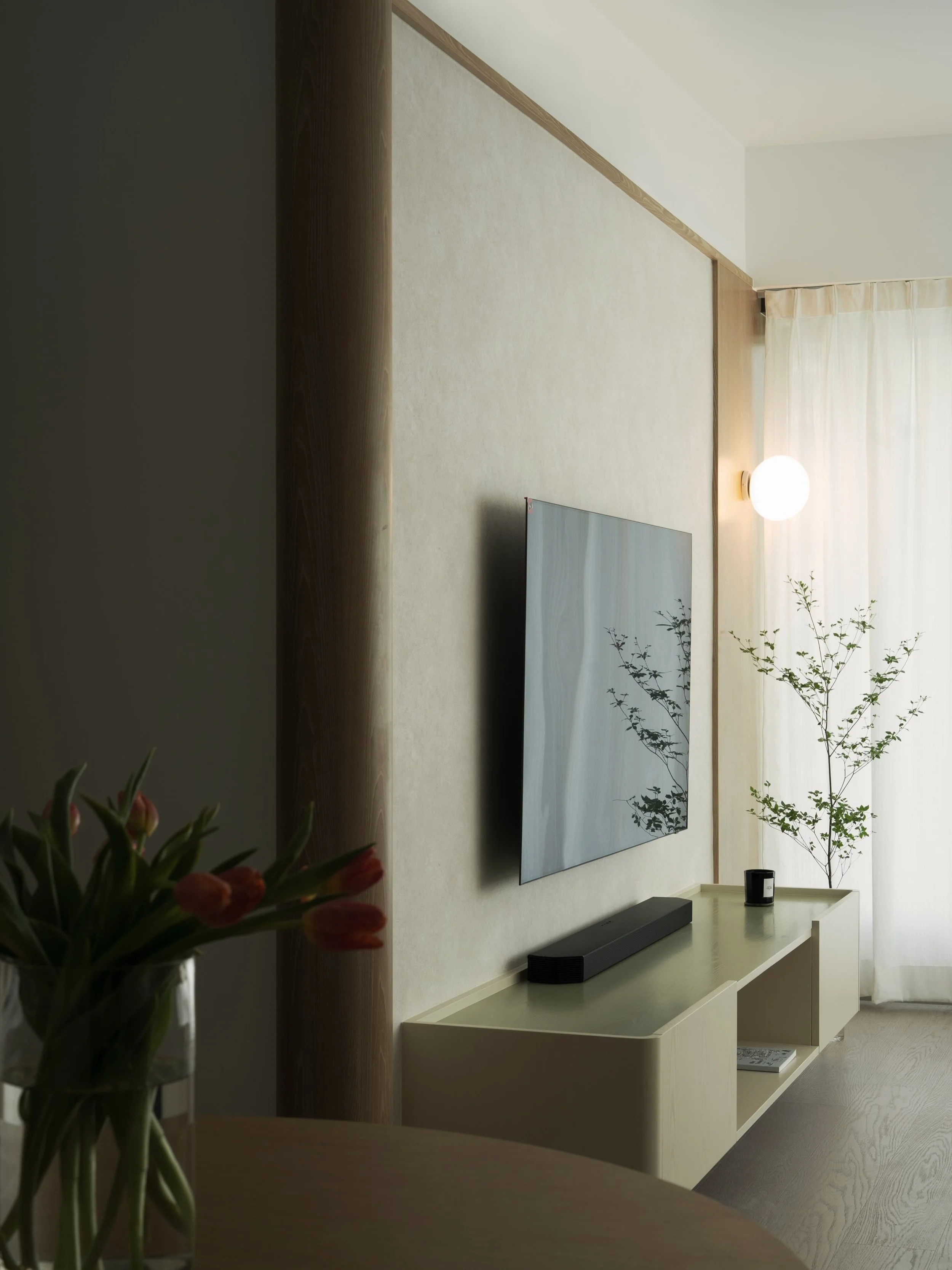 -
Residential Project | 972 sq.ft

「Grow with everyday living」

在這個全新樓盤單位，我們不做任何結構改動，主要透過簡單材質、色彩與軟裝的細緻搭配，為一家三口建構舒適的家。

設計回應女主人鍾愛的大地色調，所有傢俬均採圓角處理，讓小朋友可以自在愉快地活動。

電視牆以暖色日本牆紙配搭木飾條，線條輕巧；空間以留白為主，不堆砌多餘裝飾，以簡單質感，隨住家庭成長而演變。

+
Plants from @frontyard.flower.hk
