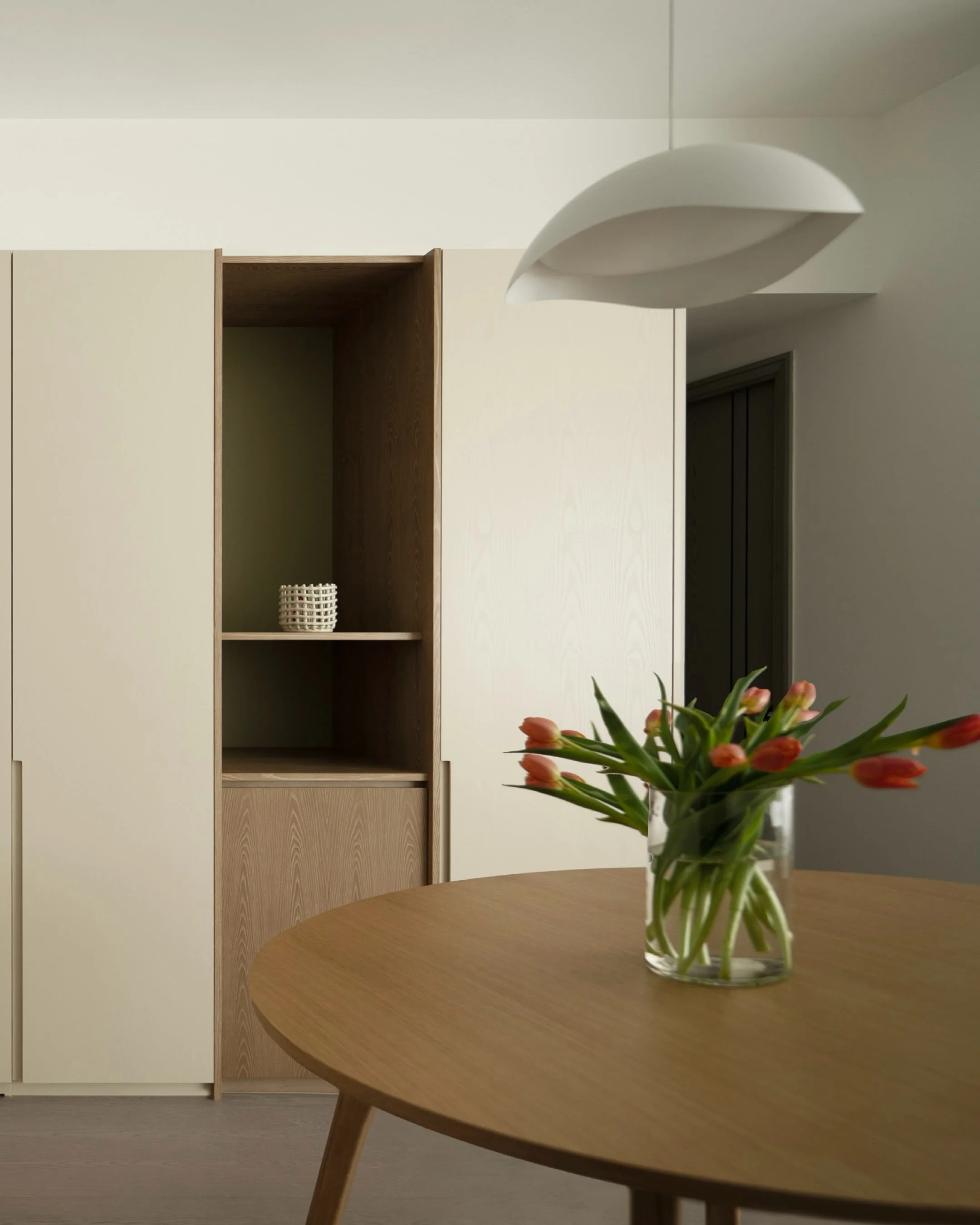 Residential Project | 972 sq.ft

「Grow with everyday living」

在這個全新樓盤單位，我們不做任何結構改動，主要透過簡單材質、色彩與軟裝的細緻搭配，為一家三口建構舒適的家。

設計回應女主人鍾愛的大地色調，所有傢俬均採圓角處理，讓小朋友可以自在愉快地活動。

電視牆以暖色日本牆紙配搭木飾條，線條輕巧；空間以留白為主，不堆砌多餘裝飾，以簡單質感，隨住家庭成長而演變。

+
如有興趣查詢，歡迎與我們聯絡
TEL/WHATSAPP: +852 