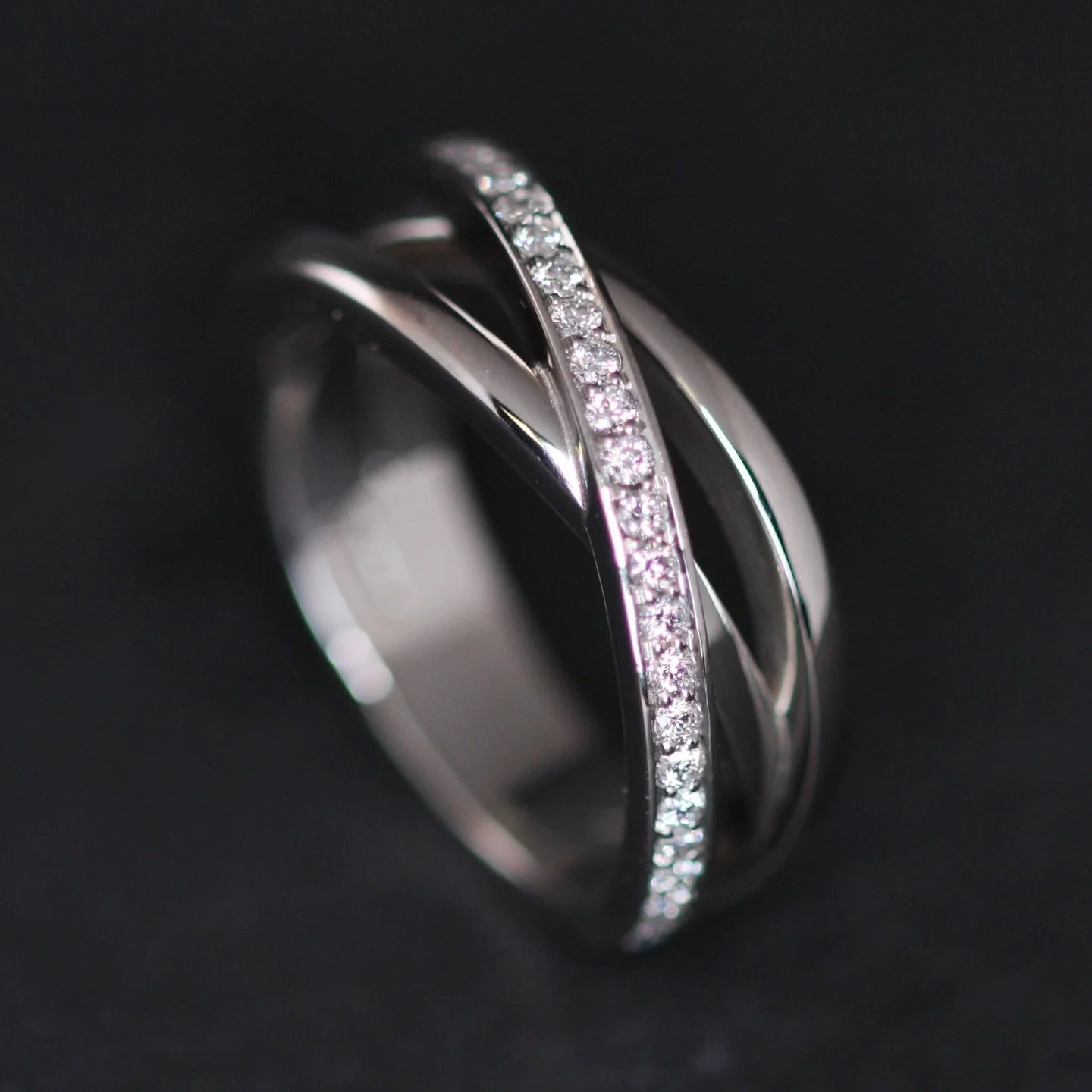 ✨ My last commission of 2025 ✨ 

A platinum and diamond ring commissioned to celebrate a milestone wedding anniversary 😍💒

The brief was to make a crossover style ring in platinum that featured a row of diamonds.  A bit like three interlinking band