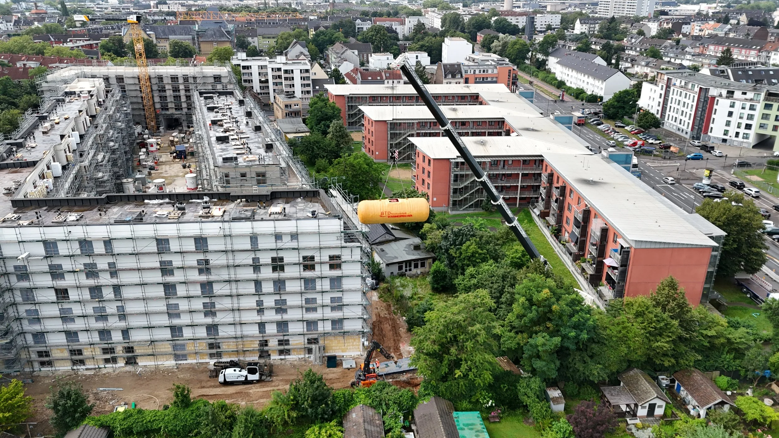 LÜCK Drohnenaufnahme, Krantransport des Wärmespeichers.jpg