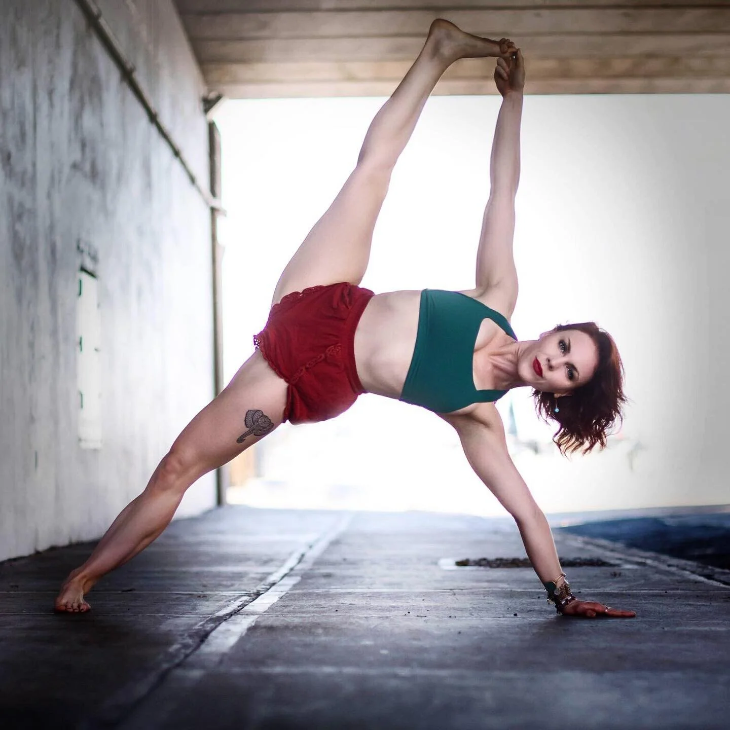 The better we fit ourselves, the better we function. How we do anything is how we do everything. Embodying &ldquo;fitting&rdquo; points of contact within yourself is step #1 in the art of getting over yourself. 🤸&zwj;♀️🌀🌱

#yoga #eliwalker #katona