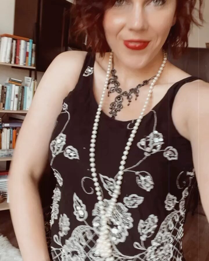 Sometimes facilitating collective belonging looks like dressing up like Dorothy Parker and reciting (&hellip;performing?💁&zwj;♀️) poems for the @hithousecreative Litfest fundraiser. 💃🎤

#community #soloperformer #dorothyparker #eliwalker #beaconny