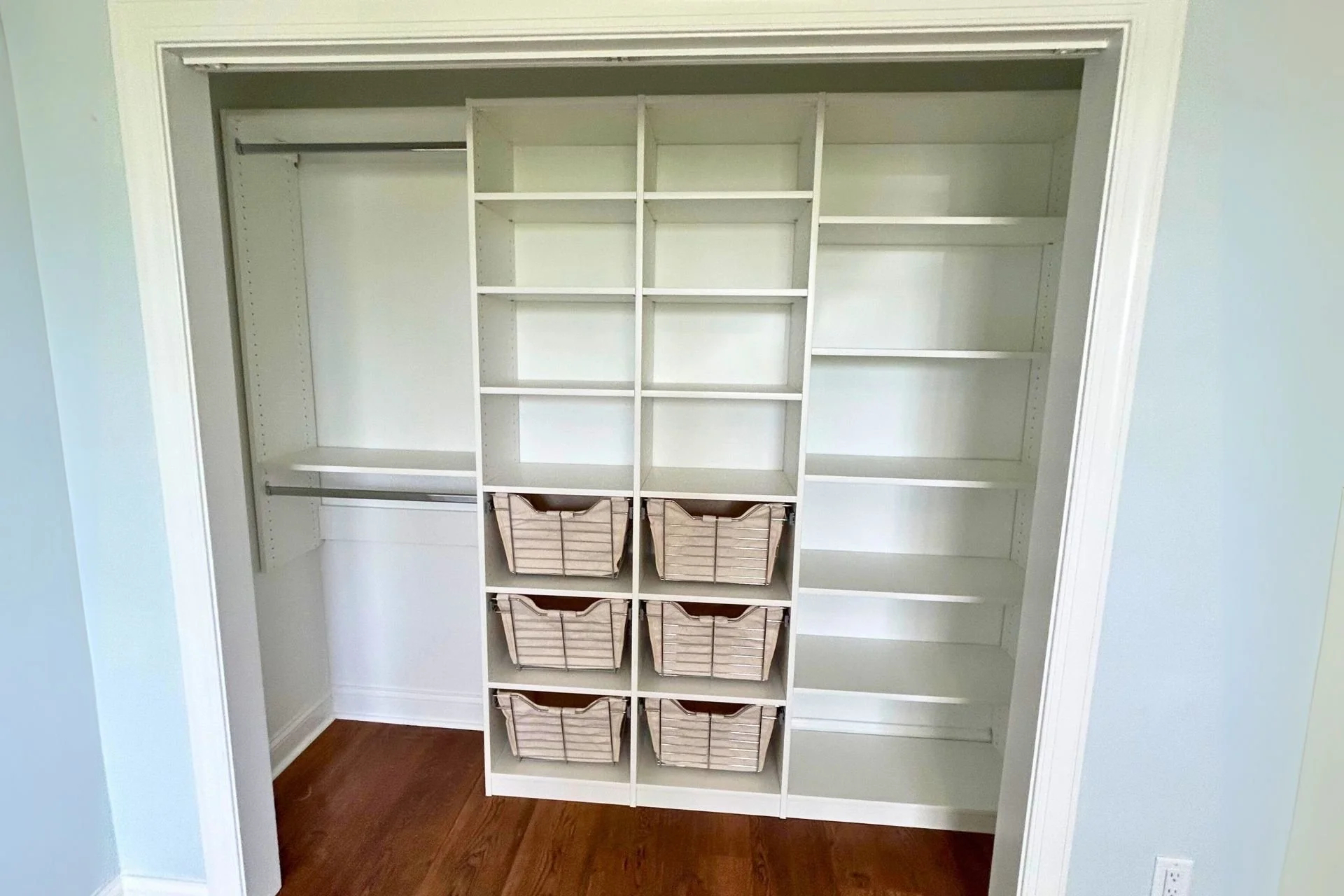 Vacation Rental Success: How Custom Guest Room Storage Earns 5-Star Reviews