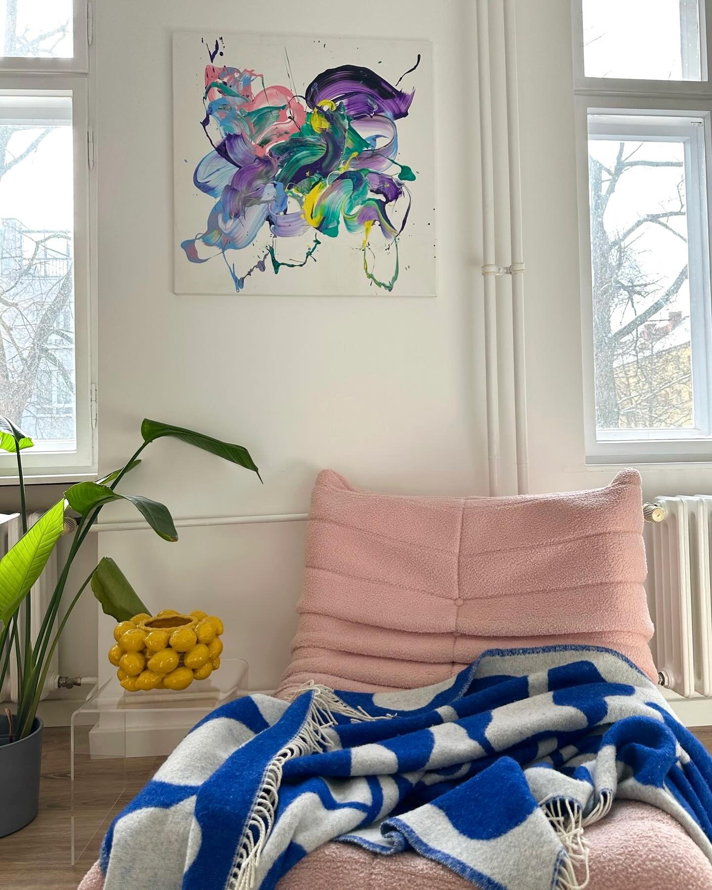 ✨ Berlin Blossom in its new home! ✨

I&rsquo;m so happy to see my painting hanging in @joni7inoj living room &ndash; and it fits in perfectly!

The idea behind Berlin Blossom was to capture the anticipation of spring: the first blossoms, the city awa