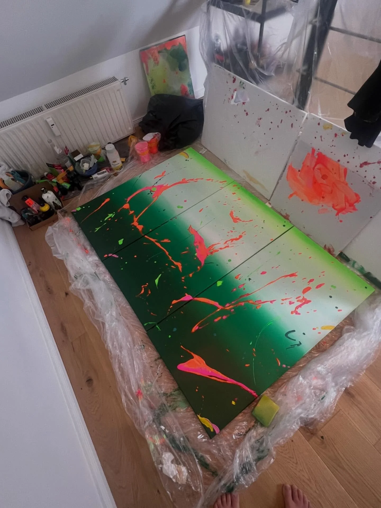 Einen kleinen Einblick in meine bisher gr&ouml;&szlig;te Auftragsarbeit 🎨 von der leeren Wand bis zur fertigen Leinwand.

New Era, 
150 cm x 100 cm

Auch wenn es tats&auml;chlich mein zweiter Versuch war, bin ich umso gl&uuml;cklicher mit dem Enderg