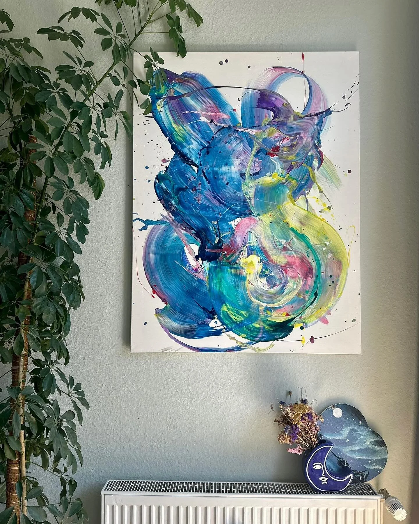Yesterday Spacey Rabbit found a new home 🐰🙌 looks like the perfect spot @e.peronico 💙

#sold #spaceyrabbit #acryliconcanvas #abstractart