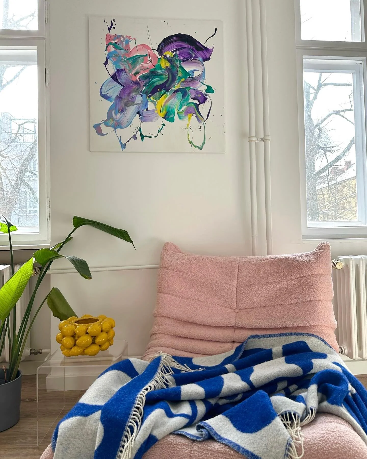 ✨ Berlin Blossom in its new home! ✨

I&rsquo;m so happy to see my painting hanging in @joni7inoj living room &ndash; and it fits in perfectly!

The idea behind Berlin Blossom was to capture the anticipation of spring: the first blossoms, the city awa